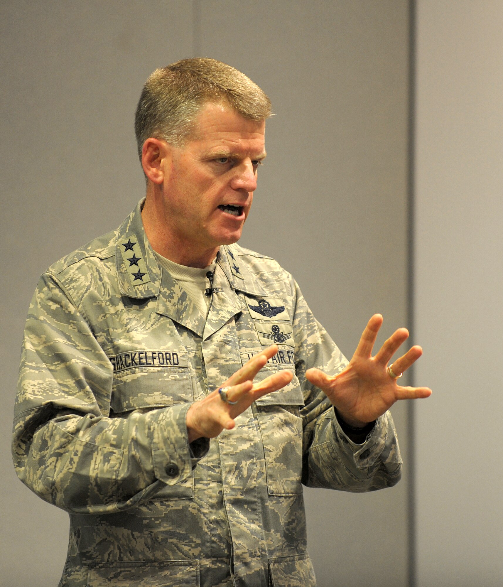 Lt. Gen. Mark Shackelford, Military Deputy for the Assistant Secretary of the Air Force (Acquisition), addresses Space and Missile Systems Center personnel about the rebuilding of acquisition excellence during his brief visit to Los Angeles Air Force Base last week. (Photo by Atiba Copeland) 