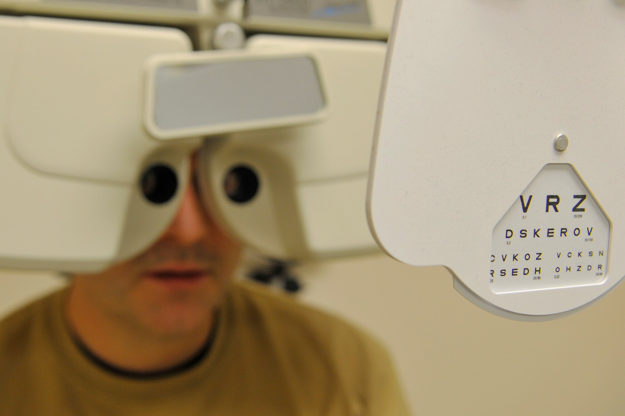 Master Sgt. Timothy Vanderhoff conducts a near point reading test during his
visit to the Optometry Clinic Nov. 19, 2009, Eielson Air Force Base, Alaska.
The testing is to determine how well patients read small text. Sergeant
Vanderhoff is a crew chief assigned to the 168th Aircraft Maintenance
Squadron. (U.S. Air Force photo/Staff Sgt. Christopher Boitz)
