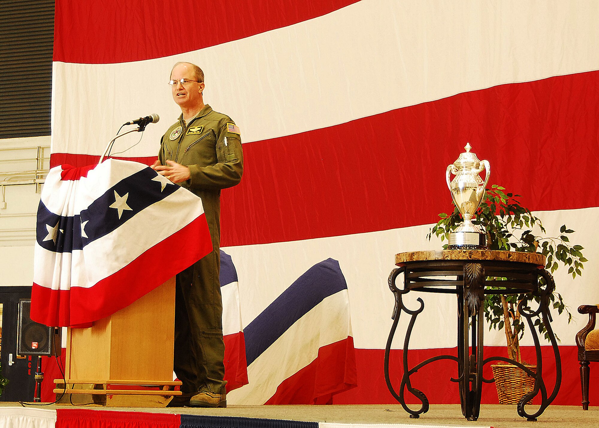 Gen. Kevin Chilton, commander of U.S. Strategic Command, speaks to TACAMO Sailors before the presentation of the 2008 Omaha Trophy for the category of Strategic Aircraft Operations. (Navy photo by Petty Offficer 2nd Class Jessica Vargas)