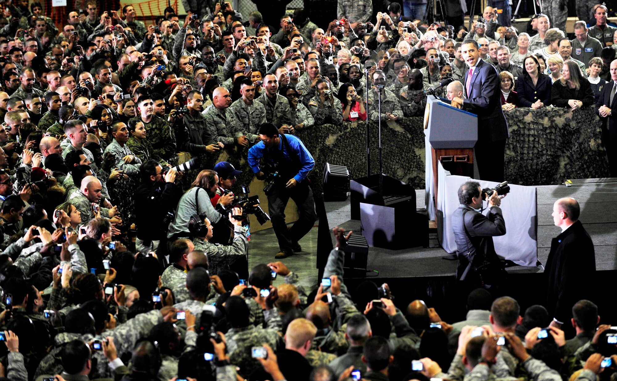 President Barack Obama addresses more than 1,500 U.S. servicemembers Nov. 18, 2009, at Osan Air Base, South Korea.  This is President Obama's first visit to Korea since taking office in January. (U.S. Air Force photo/Staff Sgt. Brian Ferguson)

