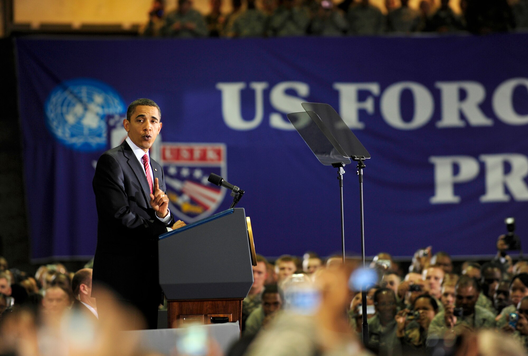 U.S. President Barack Obama addresses more than 1,500 U.S. servicemembers at Osan Air Base, Republic of Korea, Nov. 19, 2009.  This is President Obama's first visit to Korea since taking office in January.  The stop in Korea was the last leg of his Asia visit. (U.S. Air Force photo/Staff Sgt. Brian Ferguson)


