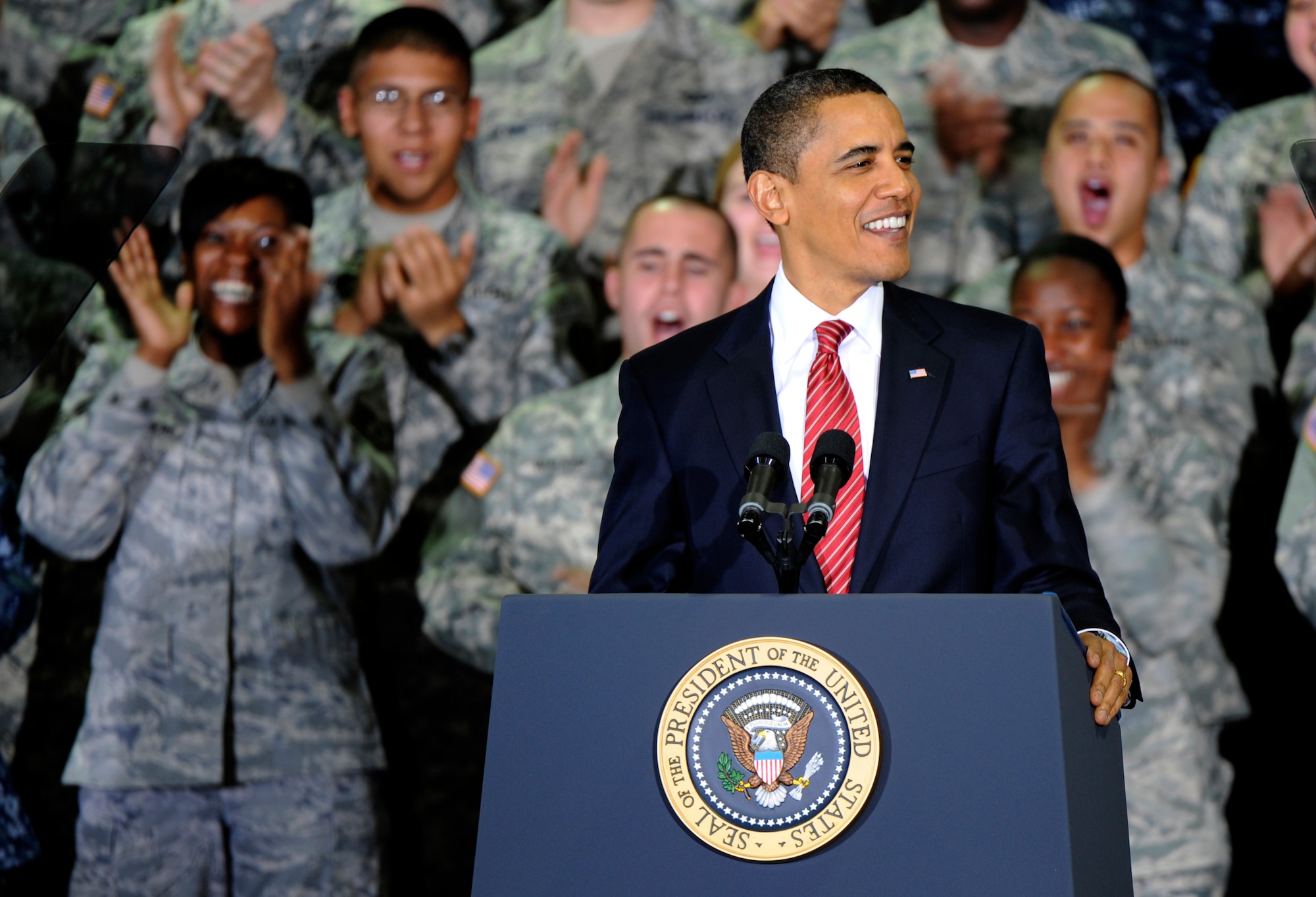 U.S. President Barack Obama addresses U.S. servicemembers at Osan Air Base, Republic of Korea, Nov. 19, 2009.  This is President Obama's first visit to Korea since taking office in January.  The stop in Korea was the last leg of his Asia visit. (U.S. Air Force photo/Staff Sgt. Paul Gonzales)

