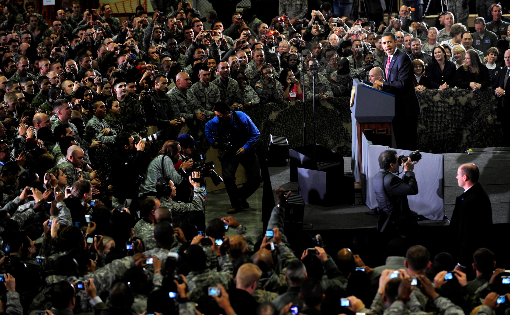 U.S. President Barack Obama addresses more than 1,500 U.S. servicemembers at Osan Air Base, Republic of Korea, Nov. 19, 2009.  This is President Obama's first visit to Korea since taking office in January.  The stop in Korea was the last leg of his Asia visit. (U.S. Air Force photo/Staff Sgt. Brian Ferguson)

