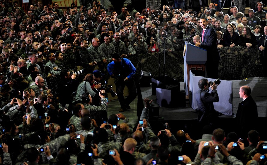 U.S. President Barack Obama addresses more than 1,500 U.S. servicemembers at Osan Air Base, Republic of Korea, Nov. 19, 2009.  This is President Obama's first visit to Korea since taking office in January.  The stop in Korea was the last leg of his Asia visit. (U.S. Air Force photo/Staff Sgt. Brian Ferguson)

