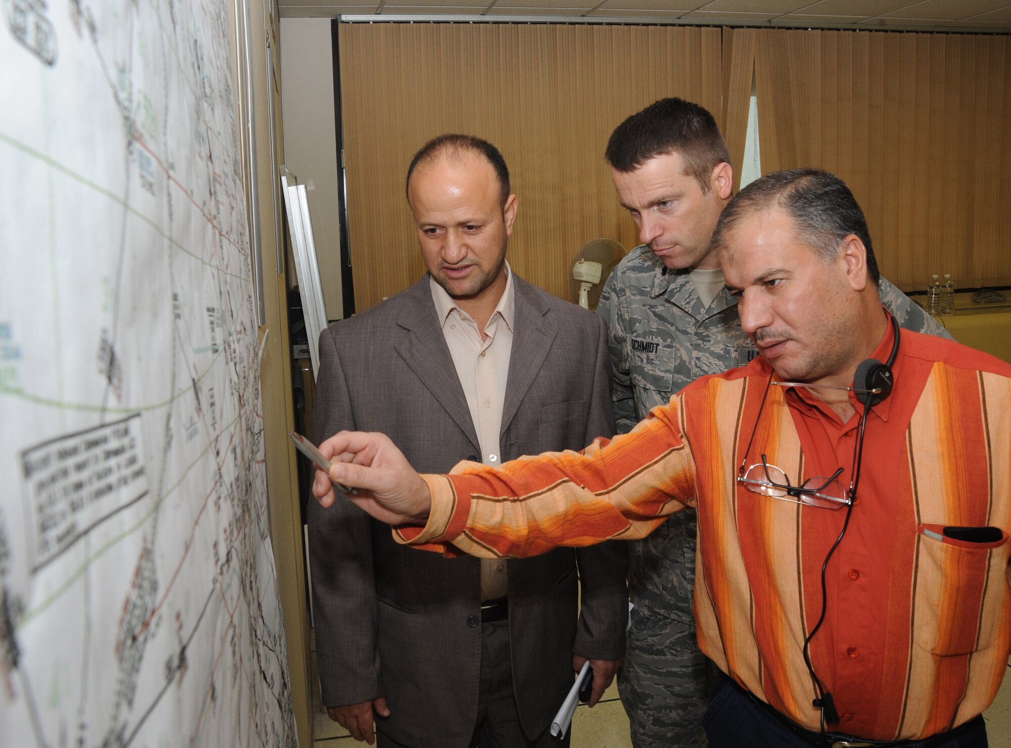 BAHGDAD -- Air Force Lt. Col. Tom Schmidt, Air Component Coordination Element airspace planner, observes while Iraq Civil Aviation Authority members discuss the new Iraqi airway structure Nov. 18, 2009. Colonel Schmidt spent the past seven months helping the Iraqis develop new air routes. These routes will increase efficiency and capacity through Iraqi airspace, normalizing Iraq's airspace and increasing its air traffic growth. Colonel Schmidt is deployed from Randolph Air Force Base, Texas, and is a native of Philadelphia. (U.S. Air Force photo/Tech. Sgt. Johnny L. Saldivar)
