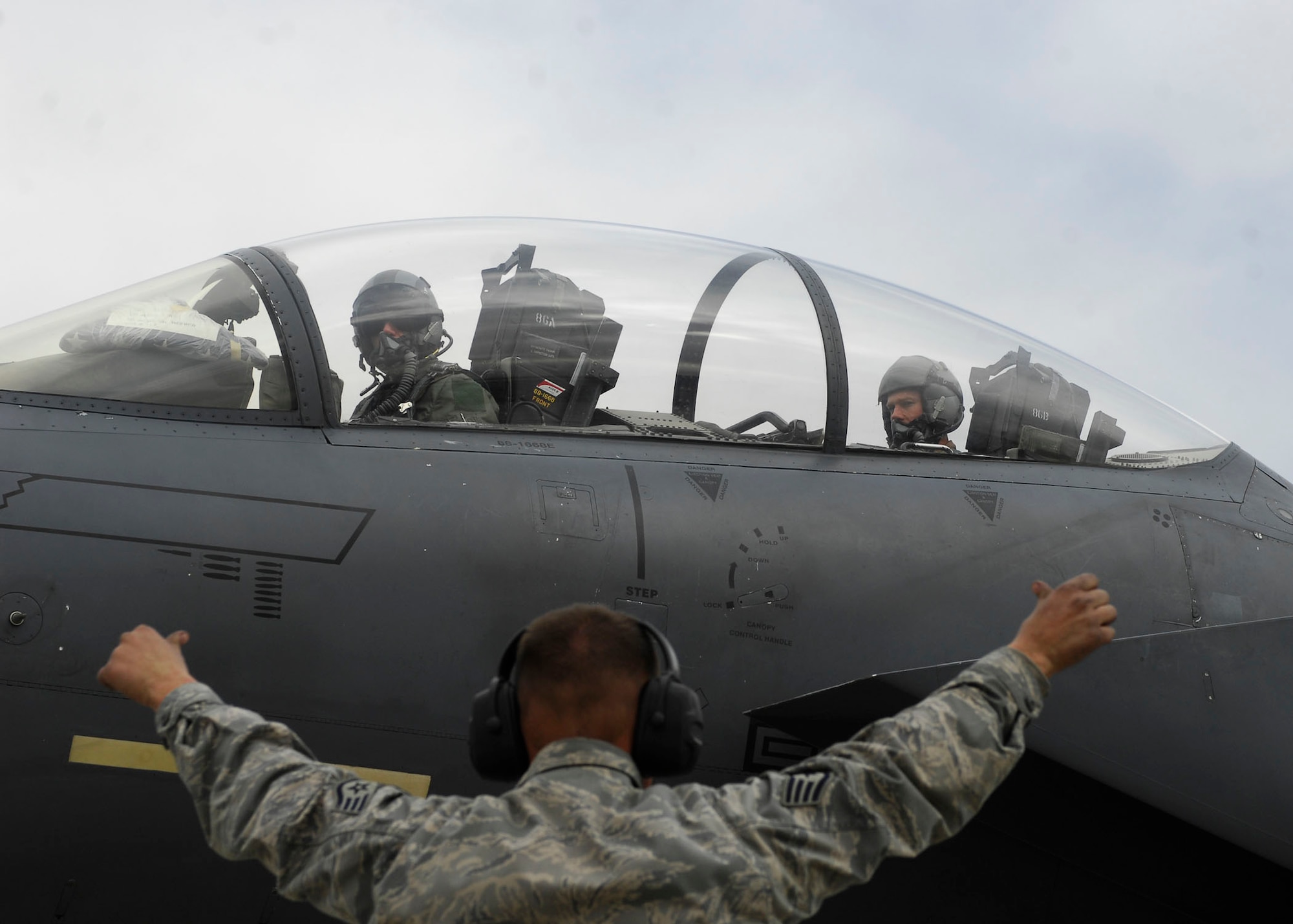 BAGRAM AIRFIELD, Afghanistan -- Brig. Gen. Steven Kwast (Pilot- front seat) and Capt. Ryan Bone (Weapons-Systems Officer- back seat) are signaled to shut down the aircraft Nov. 22, 2009.  Today marked a very important day for Capt. Bone, he reached the 1,000 flying hours.  Capt. Bone is deployed from Seymour Johnson Air Force Base, N.C., and hails from Gainesville, Fla.  Gen. Kwast, the 455th Air Expeditionary Wing Commander, was previously stationed at Seymour Johnson AFB as the wing commander.  (U.S. Air Force photo/Senior Airman Felicia Juenke)