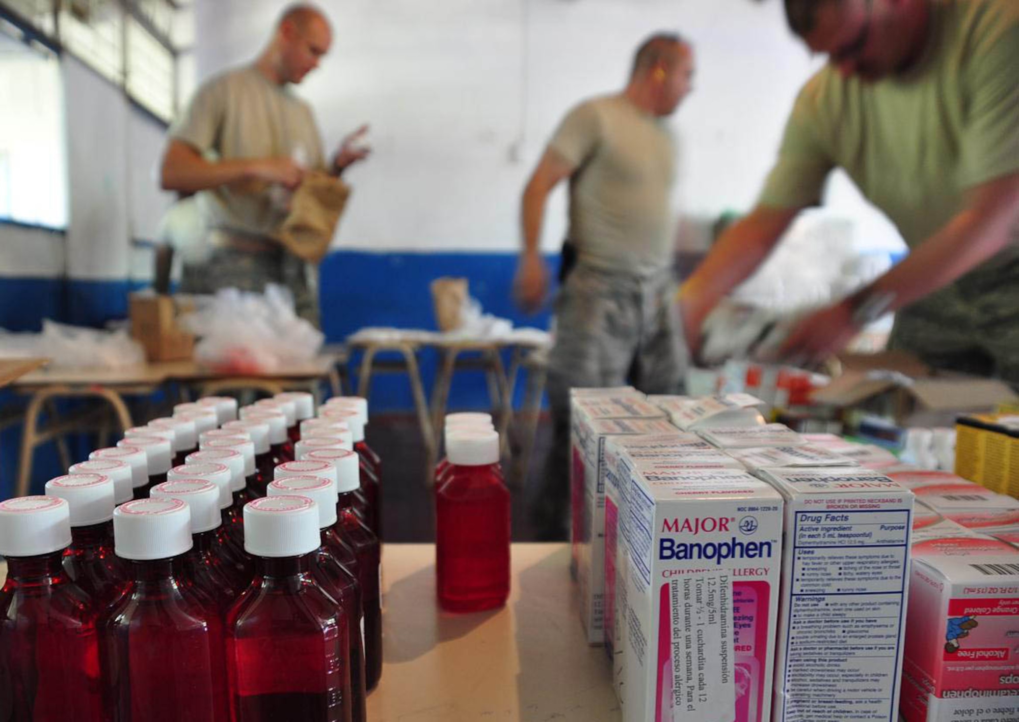 ILOPANGO, El Salvador – Pharmacy personnel prepare medicine Nov. 20 in San Diego, El Salvador. JTF-Bravo Medical Element performed a Medical Civil Action Program, or MEDCAP, from Nov. 19 to 23 treating 2,987 people in several different cities affected by the El Salvador mudslides. The MEDEL personnel distributed more than $23,000 in medical supplies during the MEDCAP. The medicines ranged from prescription medicine to common pain-killers (U.S. Air Force photo/Staff Sgt. Chad Thompson).