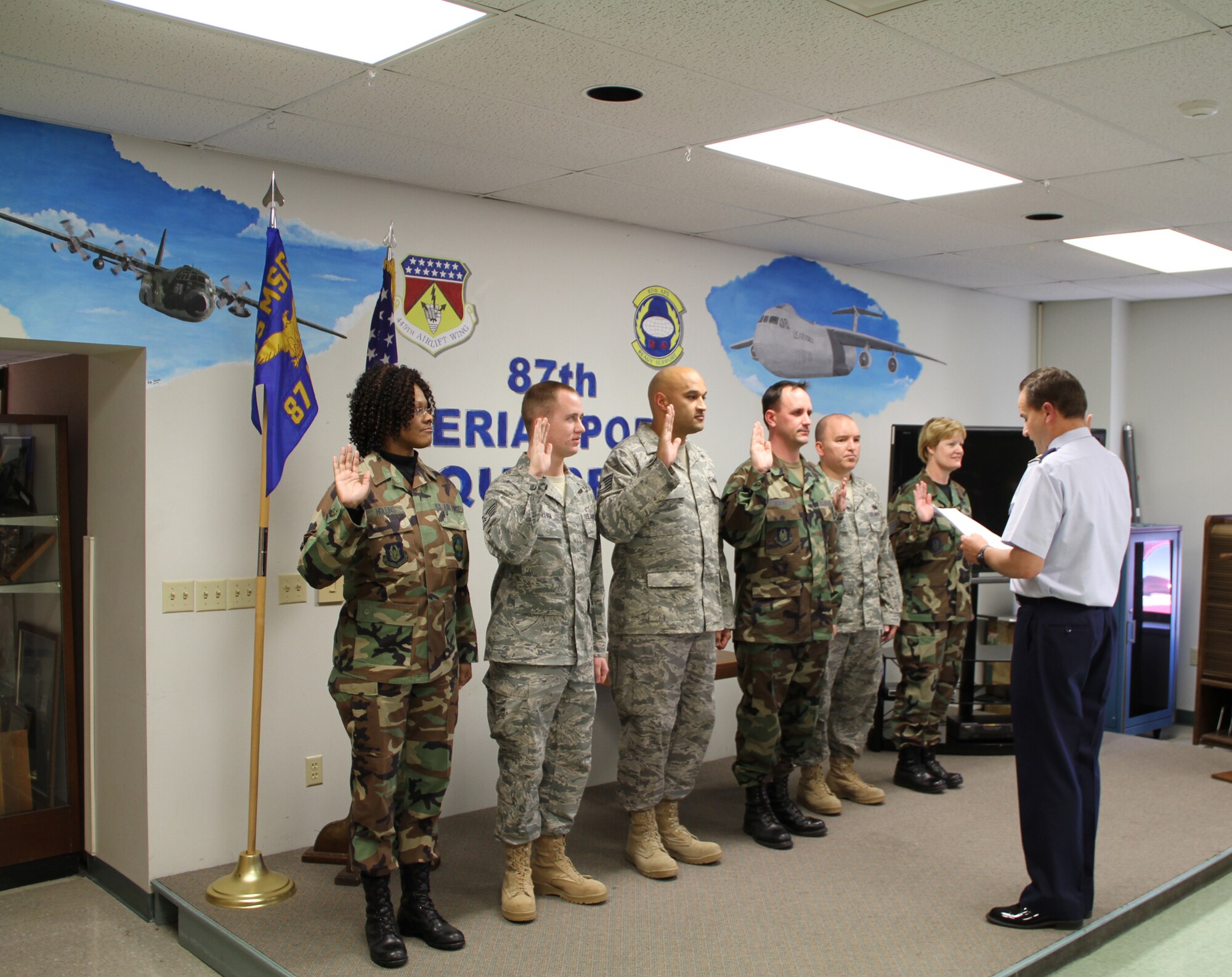 WRIGHT-PATTERSON AIR FORCE BASE, Ohio – Maj. David Mohr, 87th Aerial Port Squadron commander, administers the Oath of Enlistment to six reservists in his unit during a reenlistment ceremony held during the unit training assembly Nov. 22.  From left to right; Staff Sgt. Jawahna Hollins; Staff Sgt. Matthew Hallam; Tech. Sgt. Cleve Samuel, III;  Master Sgt. Tracy Woyat; Staff Sgt. David Kalb; Tech. Sgt. Linda Thrasher. (U. S. Air Force photo/Tech. Sgt. William Castle)