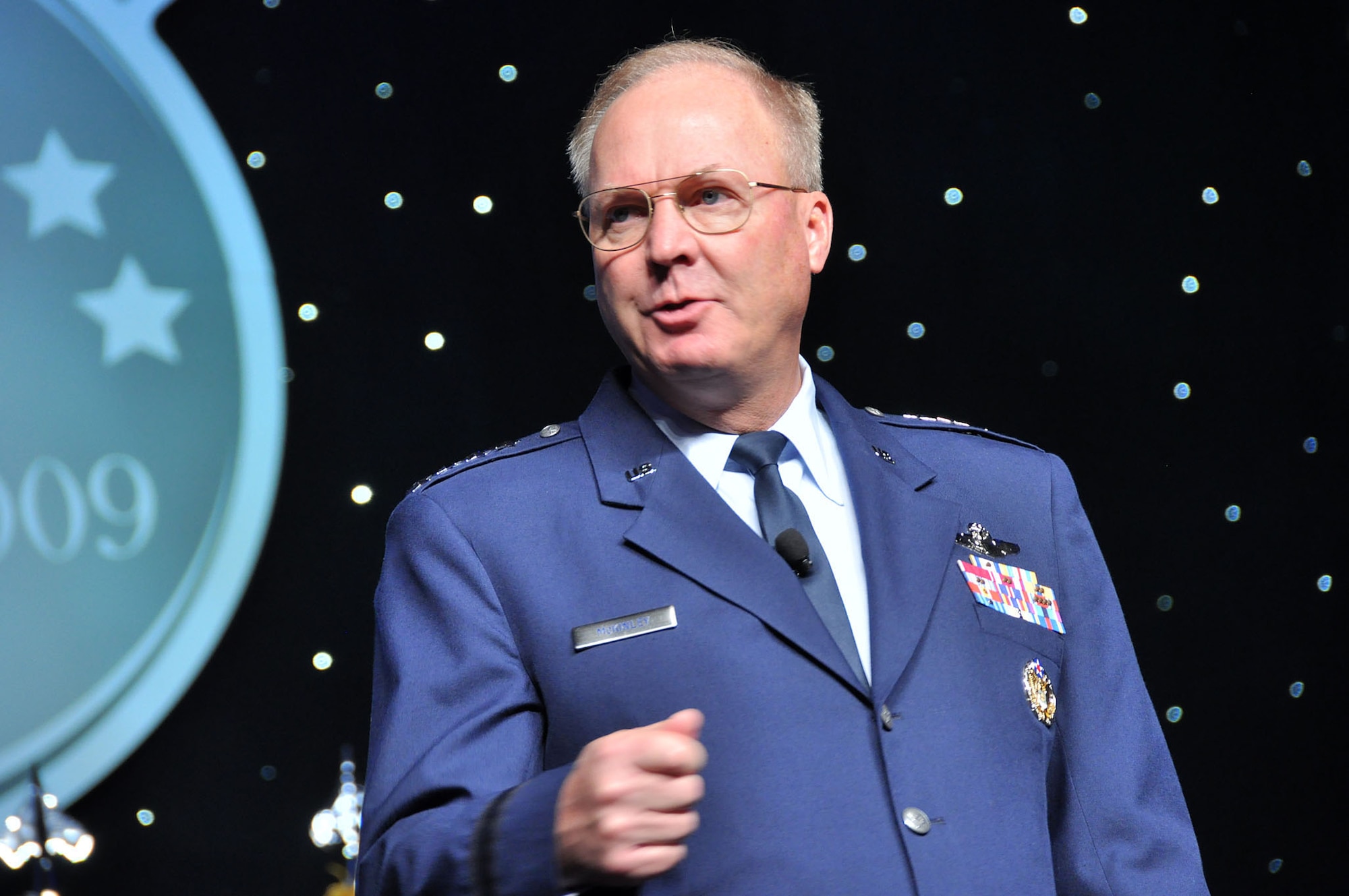 Air Force Gen. Craig R. McKinley, chief of the National Guard Bureau, addresses more than 1,000 Army and Air National Guard's senior servicemembers from across the nation Nov. 19. He kicked off their first Joint Senior Leadership Conference at National Harbor outside Washington. (Photo by Air Force Master Sgt. Mike R. Smith, National Guard Bureau 