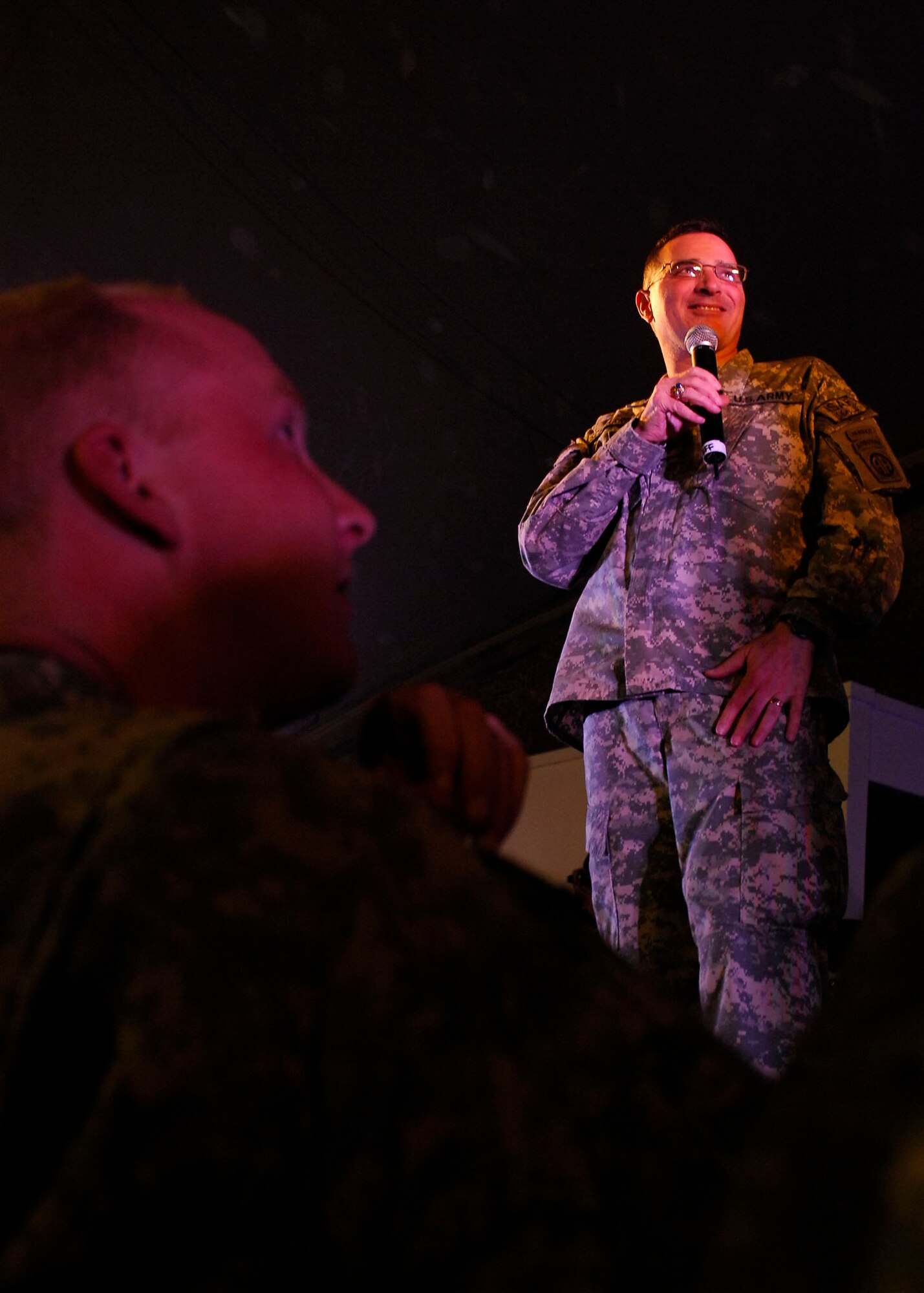BAGRAM AIRFIELD, Afghanistan -- Major Gen. Curtis Scaparrotti, the Joint Task Force-82 Commander, introduces
The Lt. Dan Band, 23 Nov., 2009. General Scaparrotti is from Logan, Ohio and
has been in the U.S. Army since 1978 (U.S. Air Force photo/ Senior Airman Susan Tracy)