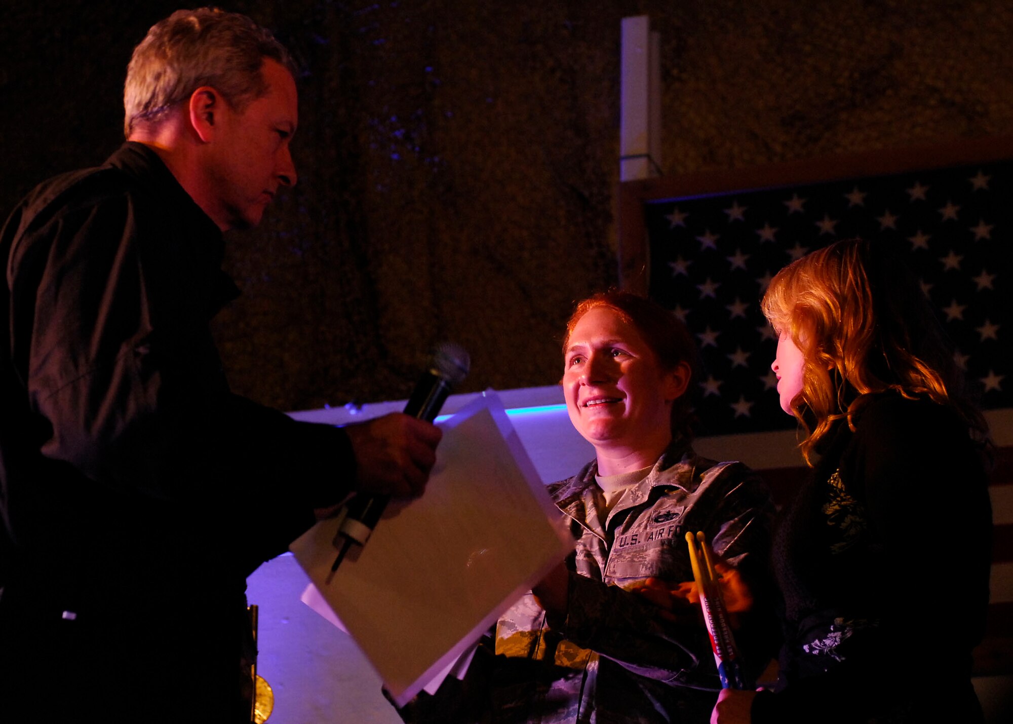 BAGRAM AIRFIELD, Afghanistan -- Captain Steve Blankenship from American Airlines hands a gift certificate for a pair of round trip tickets in the U.S. to Tech. Sgt. Amanda Burns, 23 Nov., 2009. Sergeant Burns in from Falmouth, Ken., and is deployed
from the U.S. Air Force Academy. (U.S. Air Force photo/ Senior Airman Susan Tracy)
