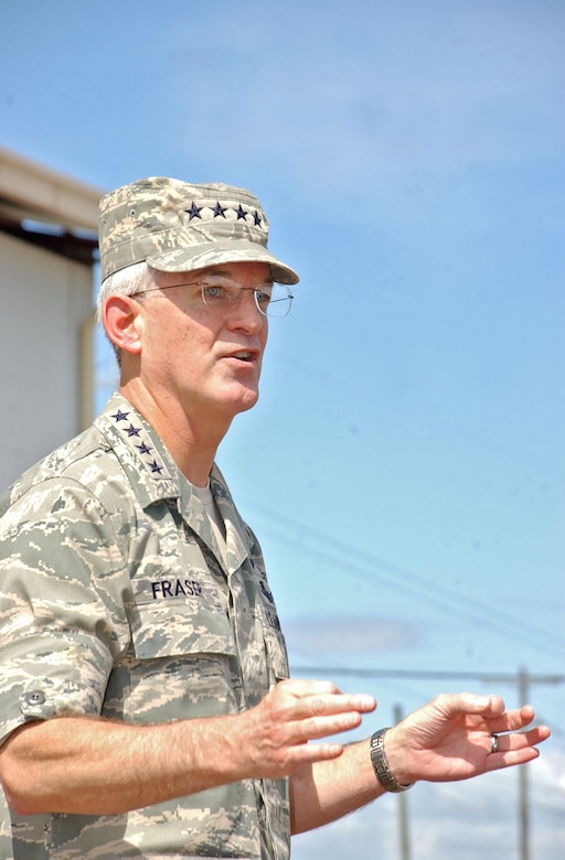 SOTO CANO AIR BASE, Honduras -- Gen. Douglas Fraser, Commander, U.S. Southern Command, speaks to the Soldiers, Sailors and Airmen of Soto Cano Air Base during his visit here Nov. 25. General Fraser thanked the JTF-Bravo members for their hard work, particularly in the recent El Salvador disaster relief mission, and wished them all a happy Thanksigiving holiday. (Photo by Mr. Martin Chahin)