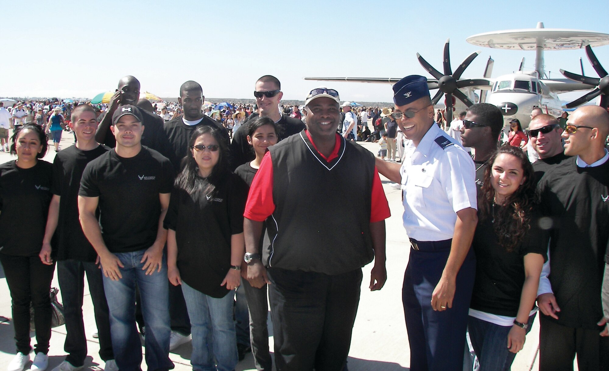 A group of new Air Force Reserve Command enlistees stand with AFRC Recruiting Commander Col. Joe Wilburn and National Baseball Hall of Fame player Tony Gwynn after the mass enlistment ceremony recently held at the Miramar Air Show.  Along with several San Diego Padres cheerleaders, Gwynn was there to sign autographs and draw a crowd to the event.  (U.S. Air Force photos by Senior Master Sgt. Mark Scully)