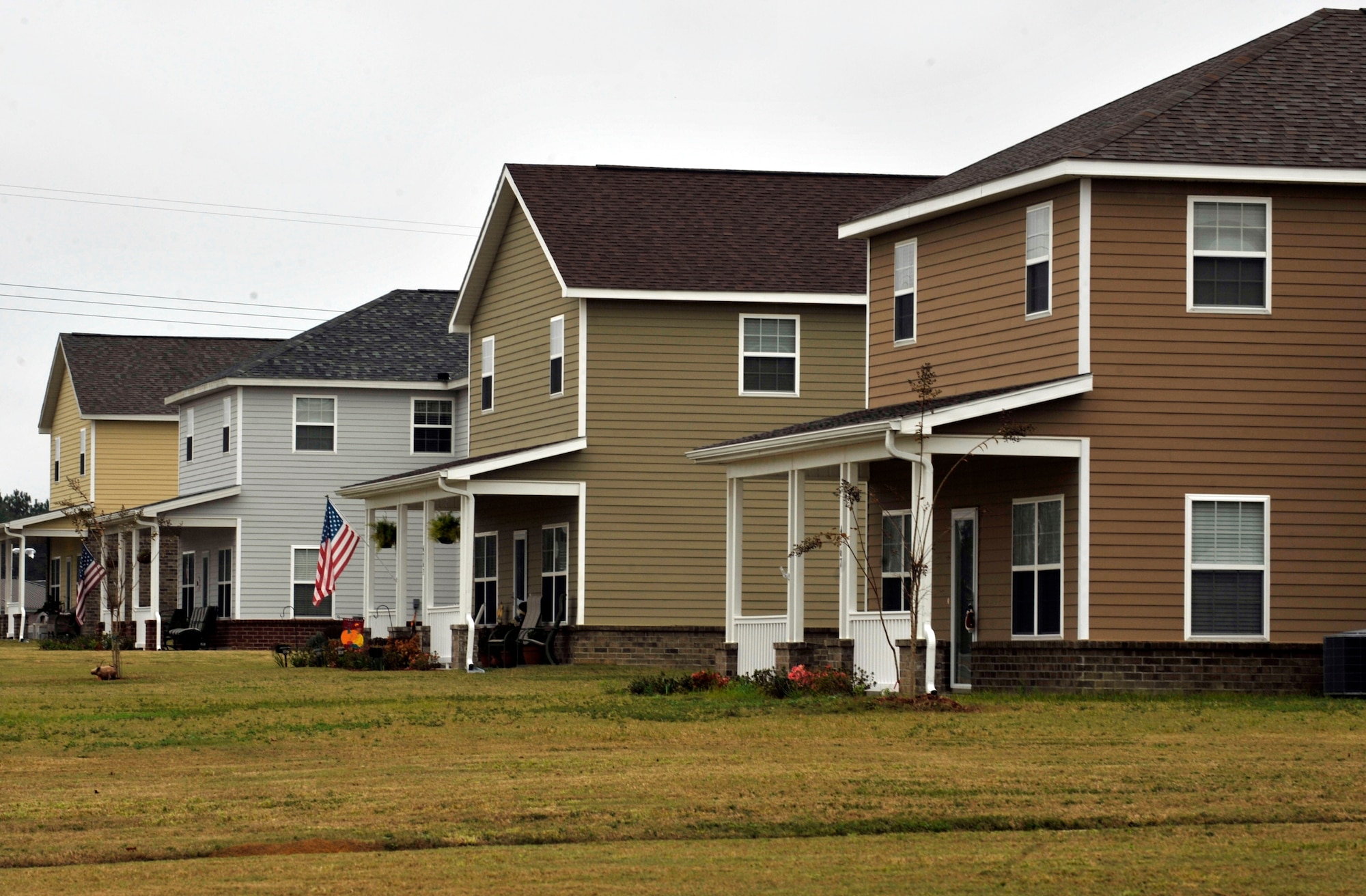 MOODY AIR FORCE BASE, Ga. -- Several of the new houses at the Magnolia Grove
housing area stand here Nov. 24. Magnolia Grove is now home to 50 Air Force
families.  (U.S. Air Force photo by Senior Airman Schelli Jones)
