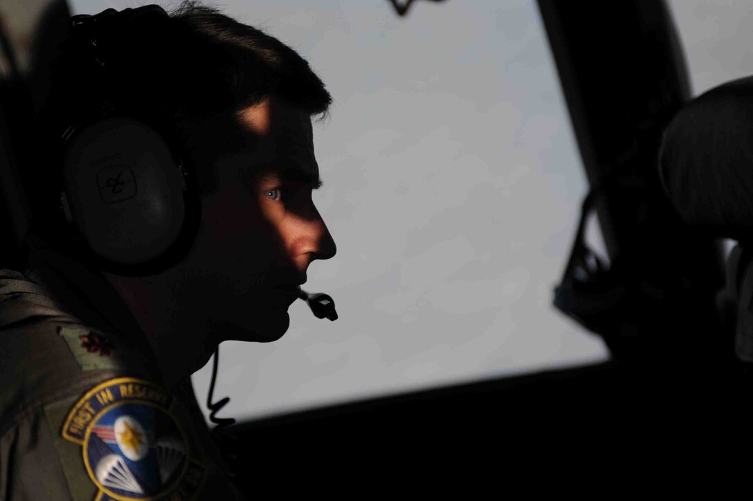 (back) U.S Air Force Maj. Greg Schnurrenberger, 317 Air Lift Squadron, observes the pilot and co- pilots actions  during local training sortie on a C-17A Globemaster  in S.C., November 23, 2009.  (U.S. Air Force photo by Staff Sgt. Manuel J. Martinez)	