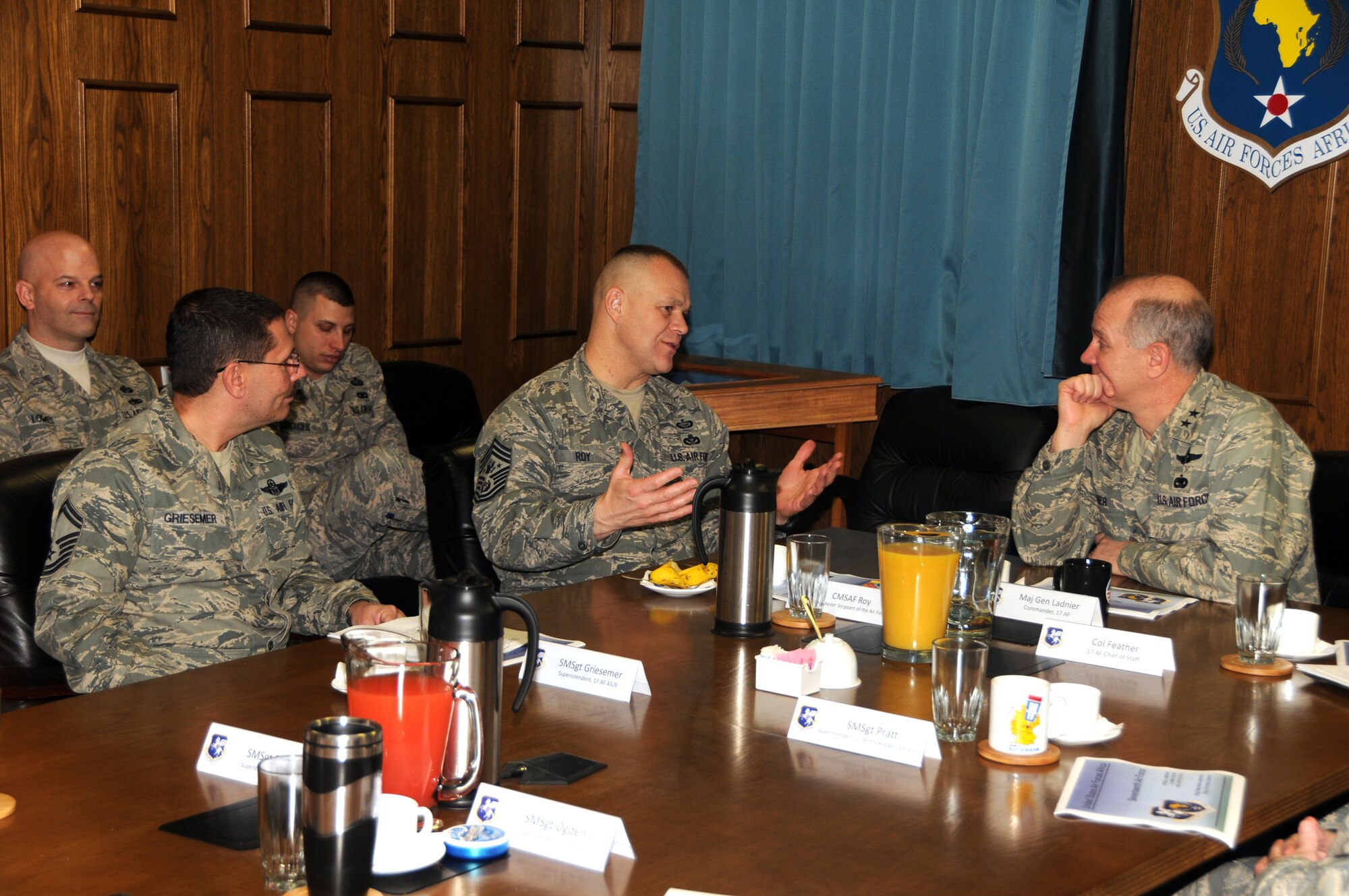 RAMSTEIN AIR BASE, Germany -- Chief Master Sergeant of the Air Force James
A. Roy (center) discusses the mission of Air Forces Africa with 17th Air
Force Commander Maj. Gen. Ron Ladnier (right) and Senior Master Sgt. William
Griesemer during a visit here Nov. 24. The CMSAF visited with members of the
component numbered air force, which serves as the air component for U.S.
Africa Command and learned about the evolving mission of engagement with
partner nations in Africa. Chief Roy also conveyed holiday wishes to the
troops and their families. (USAF photo by Master Sgt. Jim Fisher)
