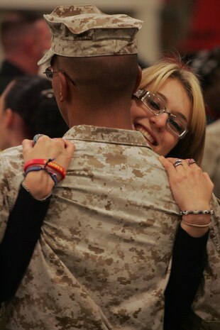 NEW YORK -- A Marine from 6th Communications Battalion, 4th Marine Logistics Group, Marine Forces Reserve, reunites after returning from his Iraq deployment, Nov. 25 just before the Thanksgiving Day holiday. (Official Marine Corps photo by Sgt. Randall A. Clinton)