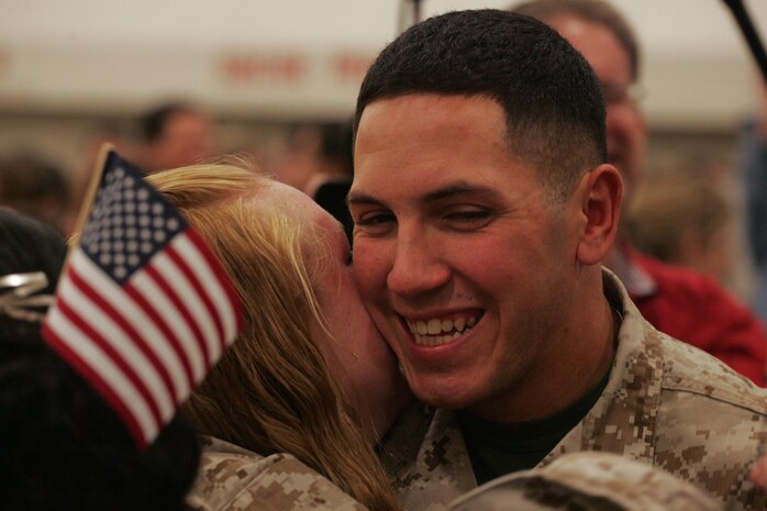 NEW YORK -- A Marine from 6th Communications Battalion, 4th Marine Logistics Group, Marine Forces Reserve, reunites after returning from his Iraq deployment, Nov. 25 just before the Thanksgiving Day holiday. (Official Marine Corps photo by Sgt. Randall A. Clinton)