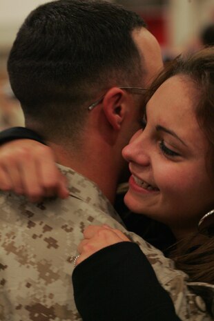 NEW YORK -- A Marine from 6th Communications Battalion, 4th Marine Logistics Group, Marine Forces Reserve, reunites after returning from his Iraq deployment, Nov. 25 just before the Thanksgiving Day holiday. (Official Marine Corps photo by Sgt. Randall A. Clinton)