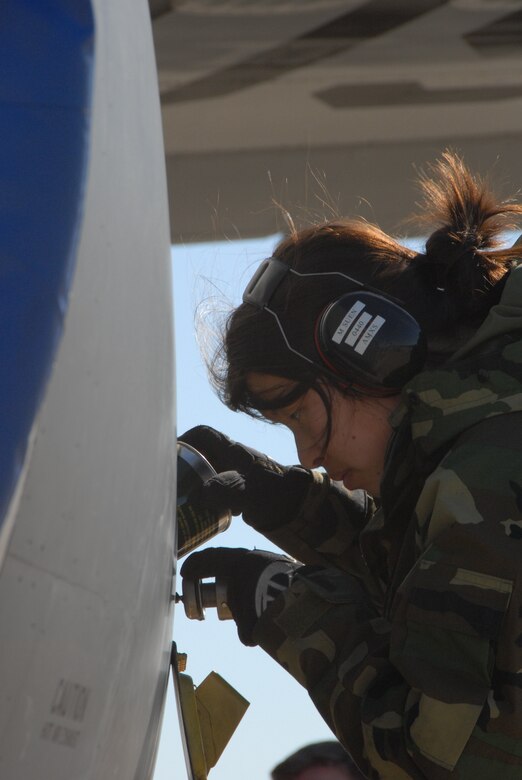 Staff Sgt. Mei Suen adds oil to a KC-135 upon its return from supporting contingency operations in southwest Asia.
(photo by Staff Sgt. Emily Alley)