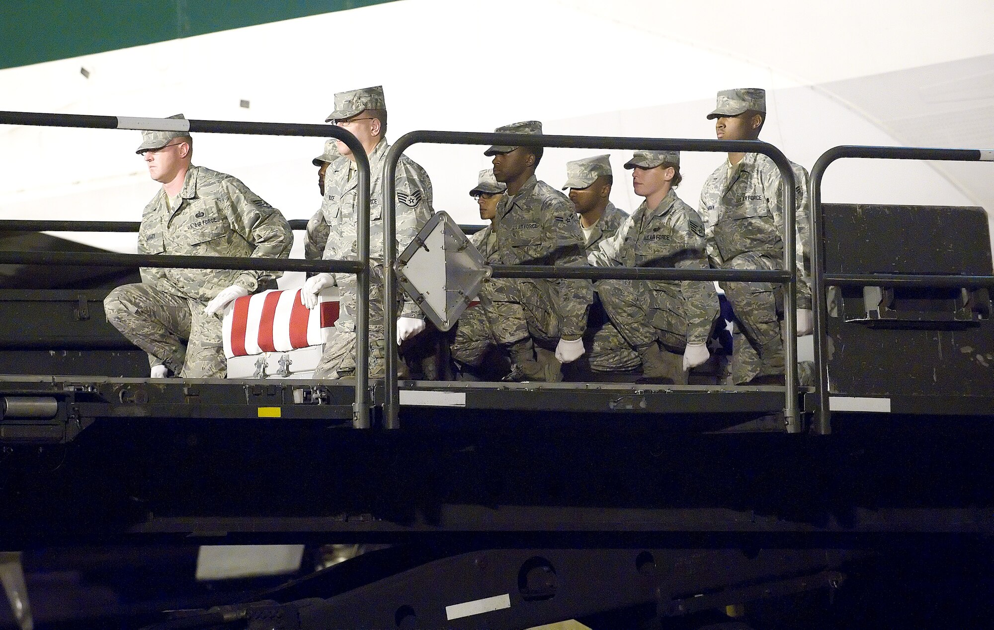A U.S. Army carry team transfers the remains of Army Private First Class Marcus A. Tynes, of Moreno Valley, CA., at Dover Air Force Base, Del., November 24, 2009. PFC Tynes was of Com C, 2nd Bat, 508th Inf, 4 BCT, Fort Bragg, NC. (USAF Photo by Brianne Zimny)