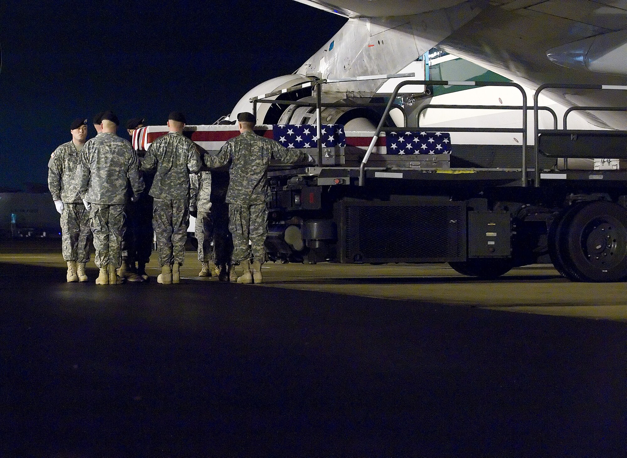A U.S. Army carry team transfers the remains of Army Sergeant James M. Nolen of Alvin, TX., at Dover Air Force Base, Del., November 24, 2009. Sergeant Nolen was of Com C, 2nd Bat, 508th Inf, 4 BCT, Fort Bragg, NC. (USAF photo by Brianne Zimny)