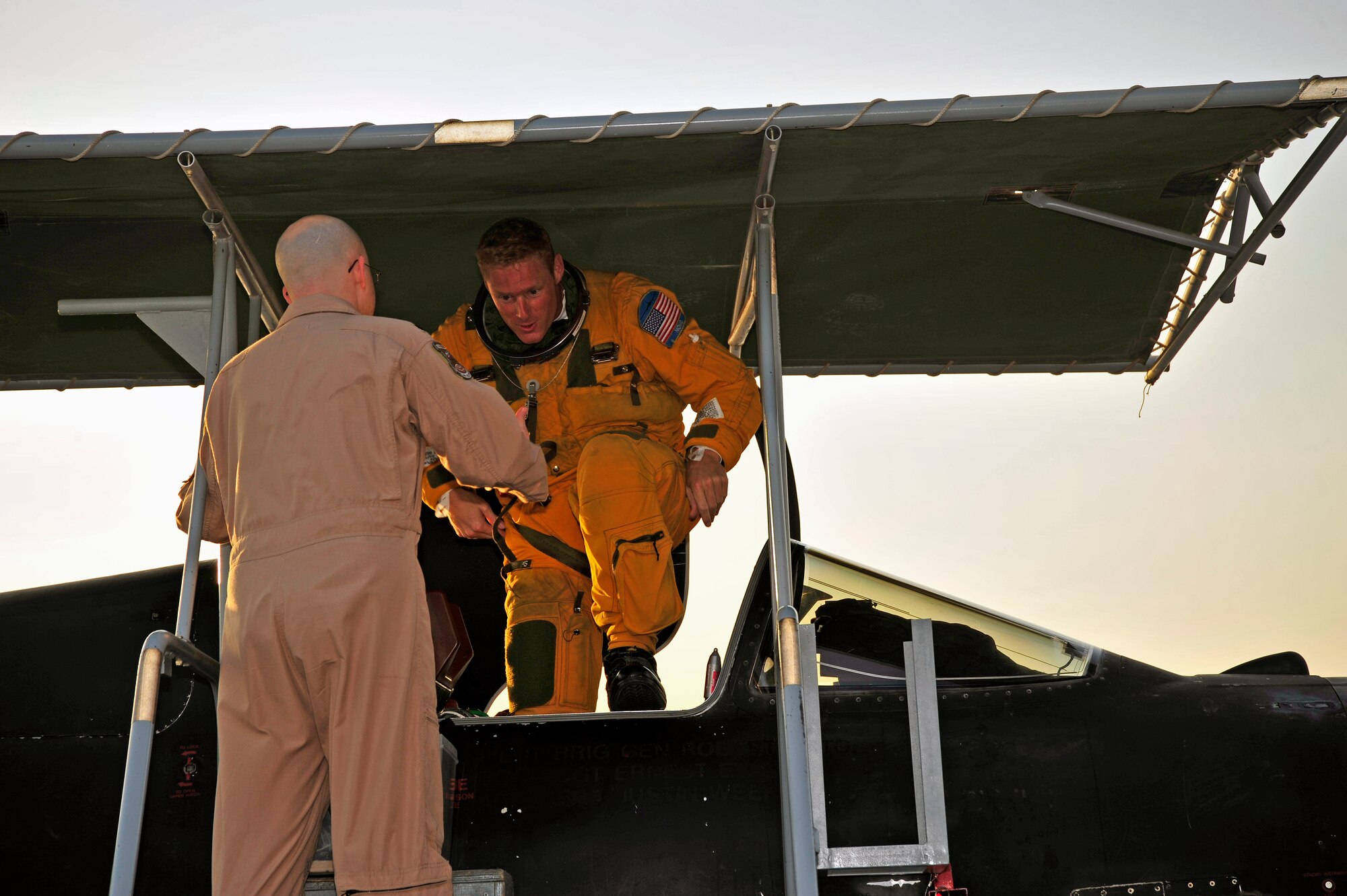 SOUTHWEST ASIA - Maj. Eric Shontz, 99th Expeditionary Reconnaissance Squadron, exits a U-2 Dragonlady Nov. 25, 2009. Major Shontz's passed his thousandth hour of flight while flying in direct support Operation Enduring Freedom.  (U.S. Air Force photo/Tech. Sgt. Charles Larkin Sr)