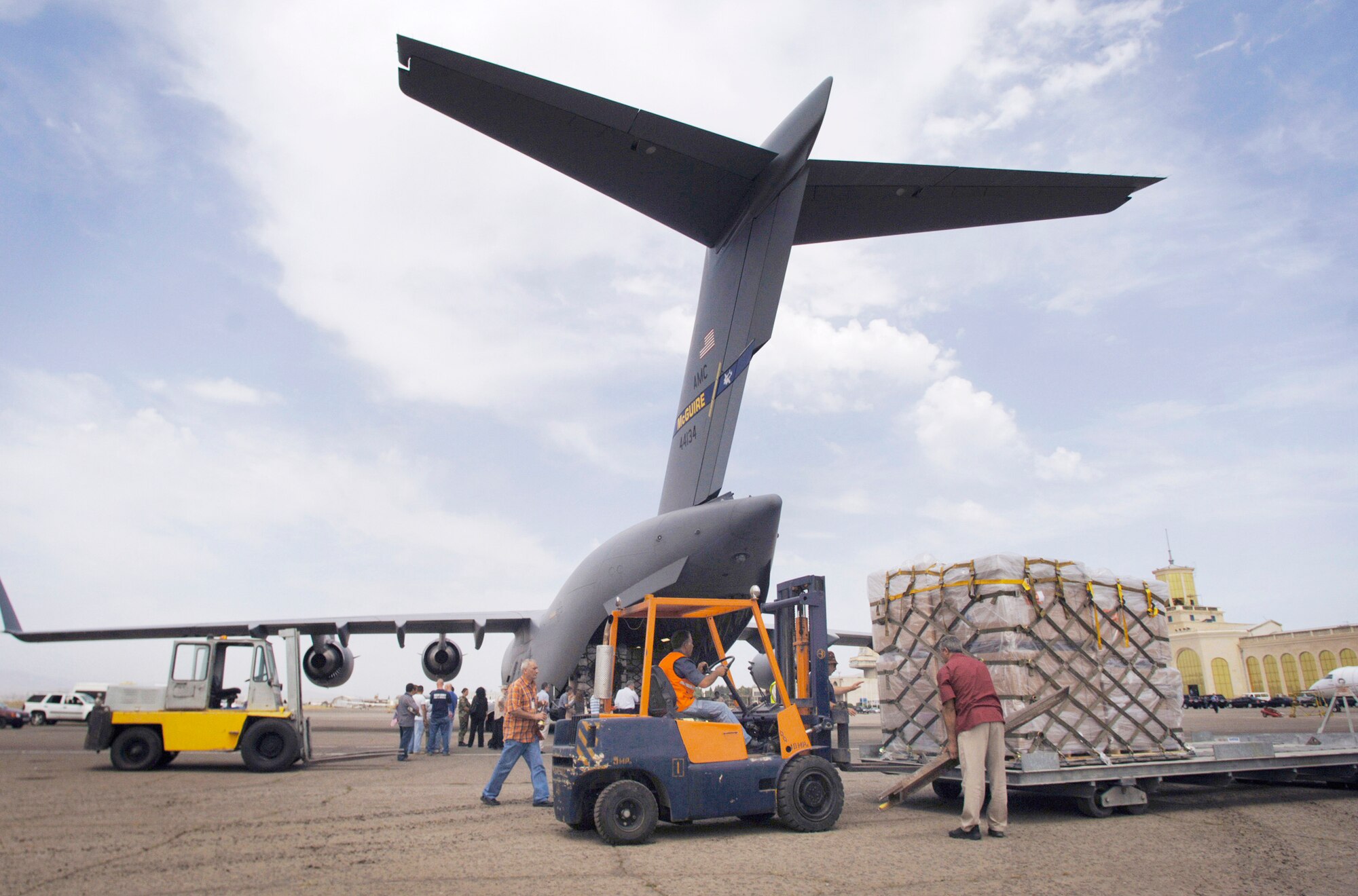 Ten Air Mobility Command C-17 Globemaster IIIs, such as the one pictured here, and aircrews across the U.S. have been placed on alert to support relief efforts in American Samoa after a tsunami struck the region Sept. 29, 2009. This alert posture allows the planes and crews to take off within hours of notification to support worldwide airlift requirements, including humanitarian relief operations. (U.S. Air Force photo/Master Sgt. Scott Wagers) 