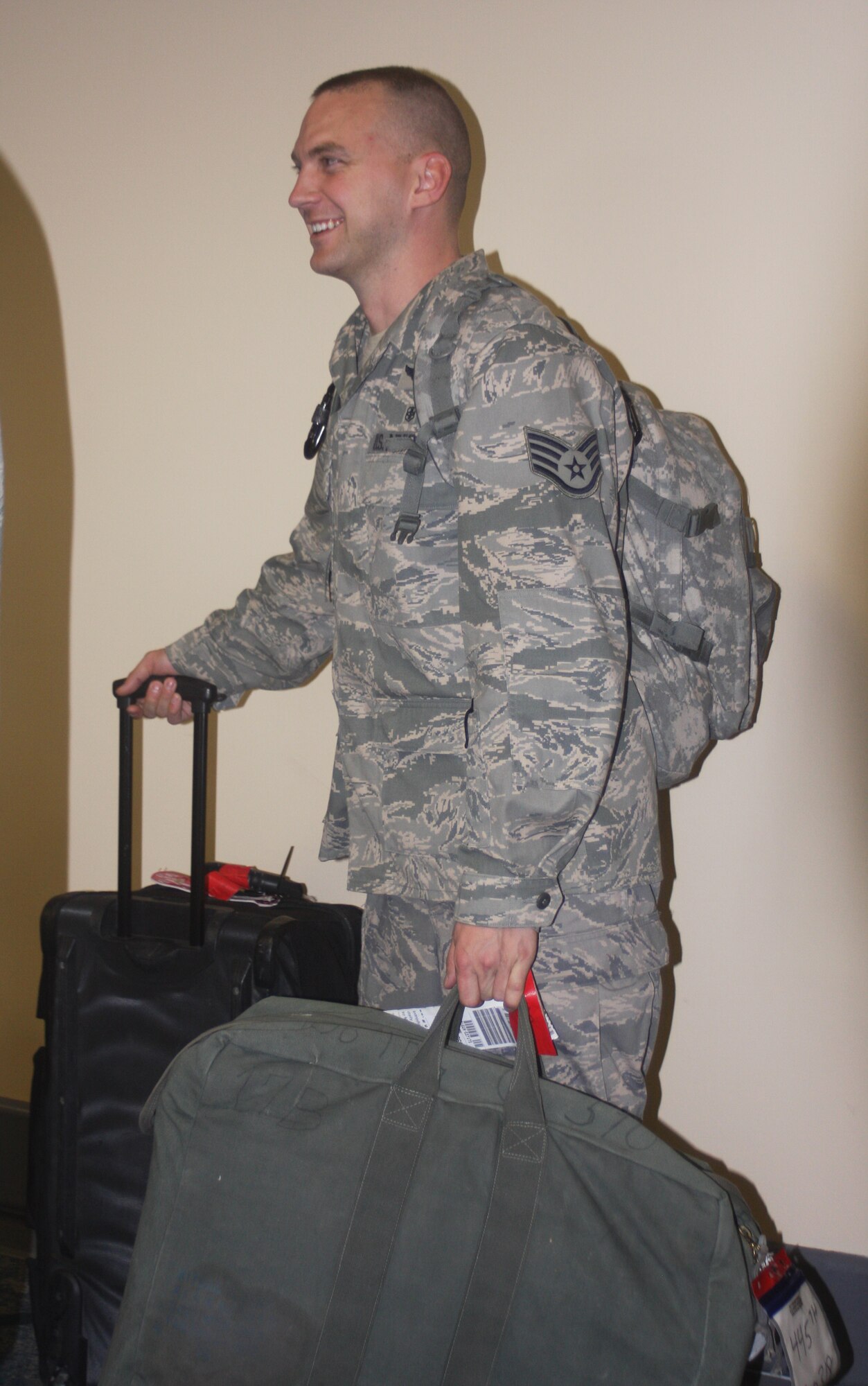 WRIGHT-PATTERSON AIR FORCE BASE, Ohio – Staff Sgt. Robert “Ty” Corn, 445th Aeromedical Evacuation Squadron, received a warm welcome from fellow AES reservists and friends Sept. 30 at the Dayton International Airport as he returned from a 120-day deployment to Southwest Asia.  More than 10 reservists from AES returned from deployments this week. (U. S. Air Force photo/Stacy Vaughn)