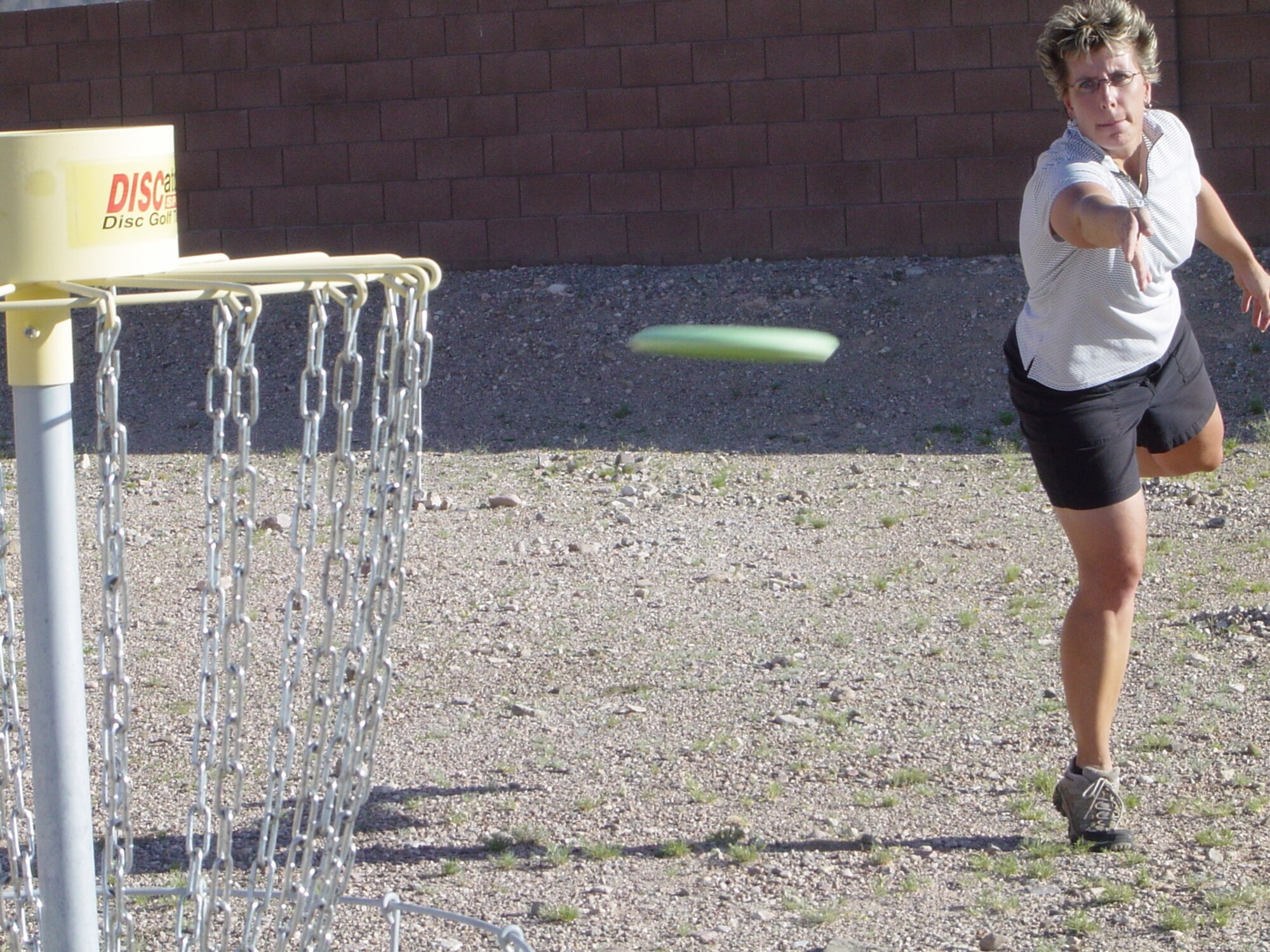 Senior Master Sgt. Stephanie Huether practices her short game. The Arizona Guardsman has become an accomplished disc golfer in her spare time and is an advocate of the sport as fun way to stay active and relieve stress. (Courtesy photo)