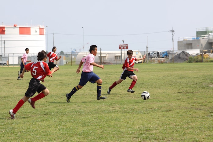 A Higashi Junior High School forward splits two defenders during a fast-break play to set up a shot at the goal during Saturday’s double-header game against Arsenal at Penny Lake here. The game concluded the third week of the Youth Soccer season. Arsenal is comprised of 13-15 year old athletes of differing skill levels who have only been playing together for about three weeks.