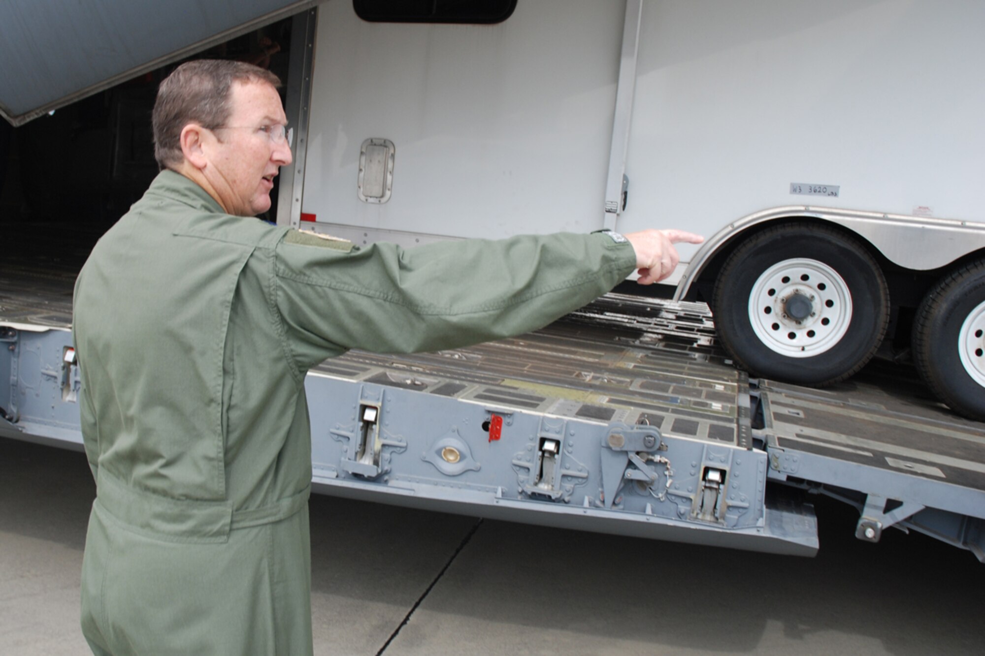 Lt. Col. John M. Clowe, operations plans officer, 700th Airlift Squadron, assists FEMA and Dobbins personnel in loading equipment and supplies on a C-17 aircraft at Dobbins Air Reserve Base, Ga. Oct. 2. FEMA will set up a command station in Hawaii to communicate with aircraft delivering humanitarian supplies to the tsunami-devastated Samoa region in the South Pacific. (U.S. Force photo/Tech. Sgt. James Branch)