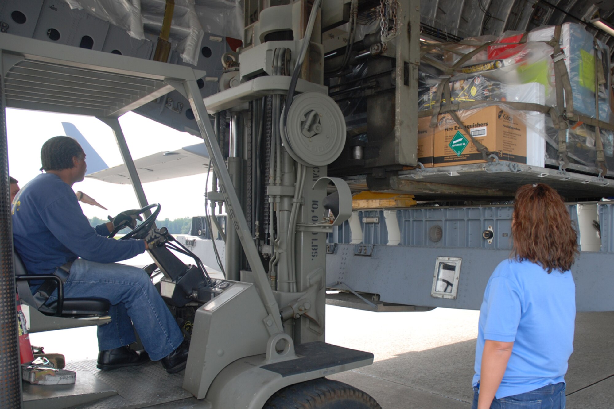 Oscar Chambers from the Traffic Management Office, 94th Logistics Readiness Squadron and Kimberly Taisee, TMO manager, load pallets of FEMA supplies on a C-17 aircraft at Dobbins Air Reserve Base, Ga. Oct. 2. FEMA will set up a command station in Hawaii to communicate with aircraft delivering humanitarian supplies to the tsunami-devastated Samoa region in the South Pacific. (U.S. Force photo/Tech. Sgt. James Branch)