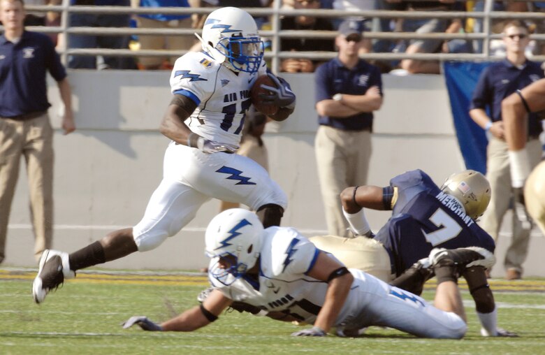 Football Falcons Fall To Midshipmen In Overtime U S Air Force