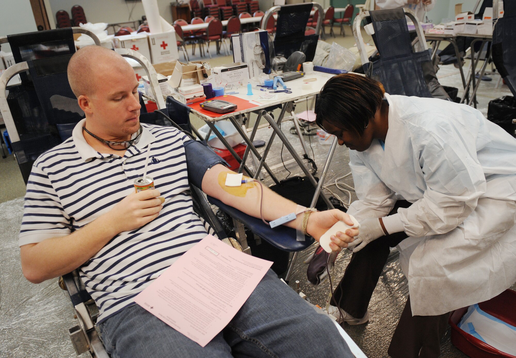MOODY AIR FORCE BASE, Ga. -- Annie Jackson, American Red Cross collection technician II, checks to see how much blood Jesse Webster, 23rd Civil Engineer Squadron environmental menagement system coordinator, has donated so far during a blood drive here Oct. 2. Donating one pink of blood can save up to three lives and only takes about seven minutes. (U.S. Air Force photo by Senior Airman Gina Chiaverotti-Paige)