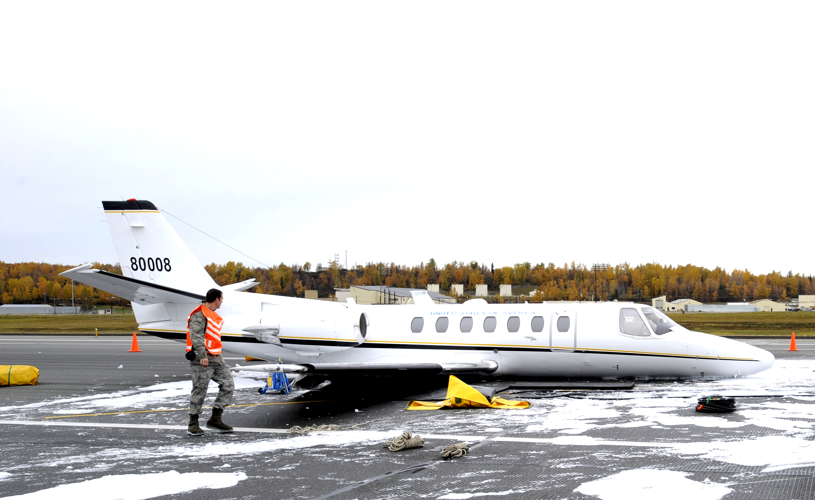 Pilot makes gearup landing at Elmendorf > U.S. Air Force > Article Display