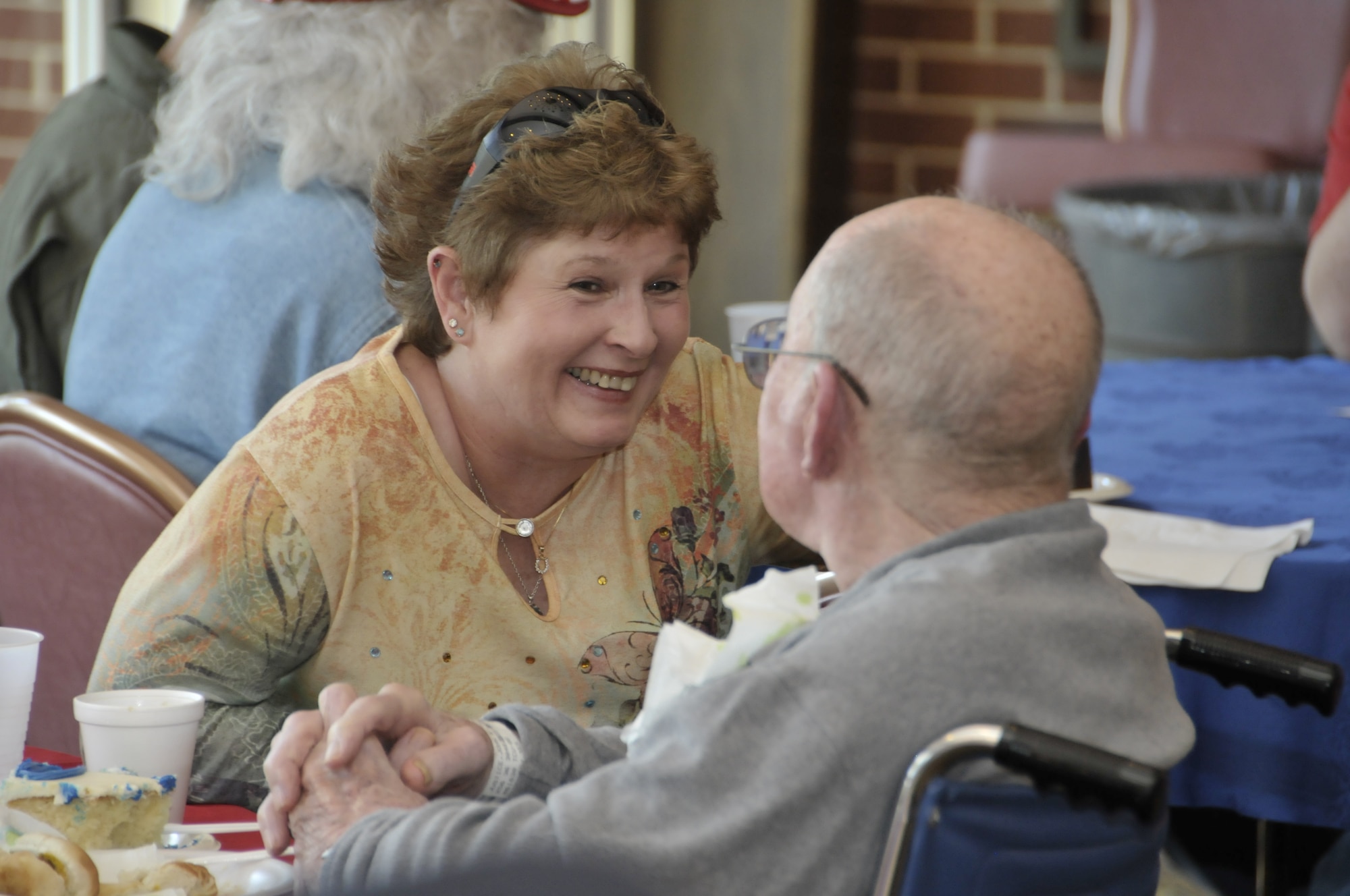 A VA picnic volunteer listens as a veteran speaks about his military service to the nation. (Photo by Rick Goodfriend)