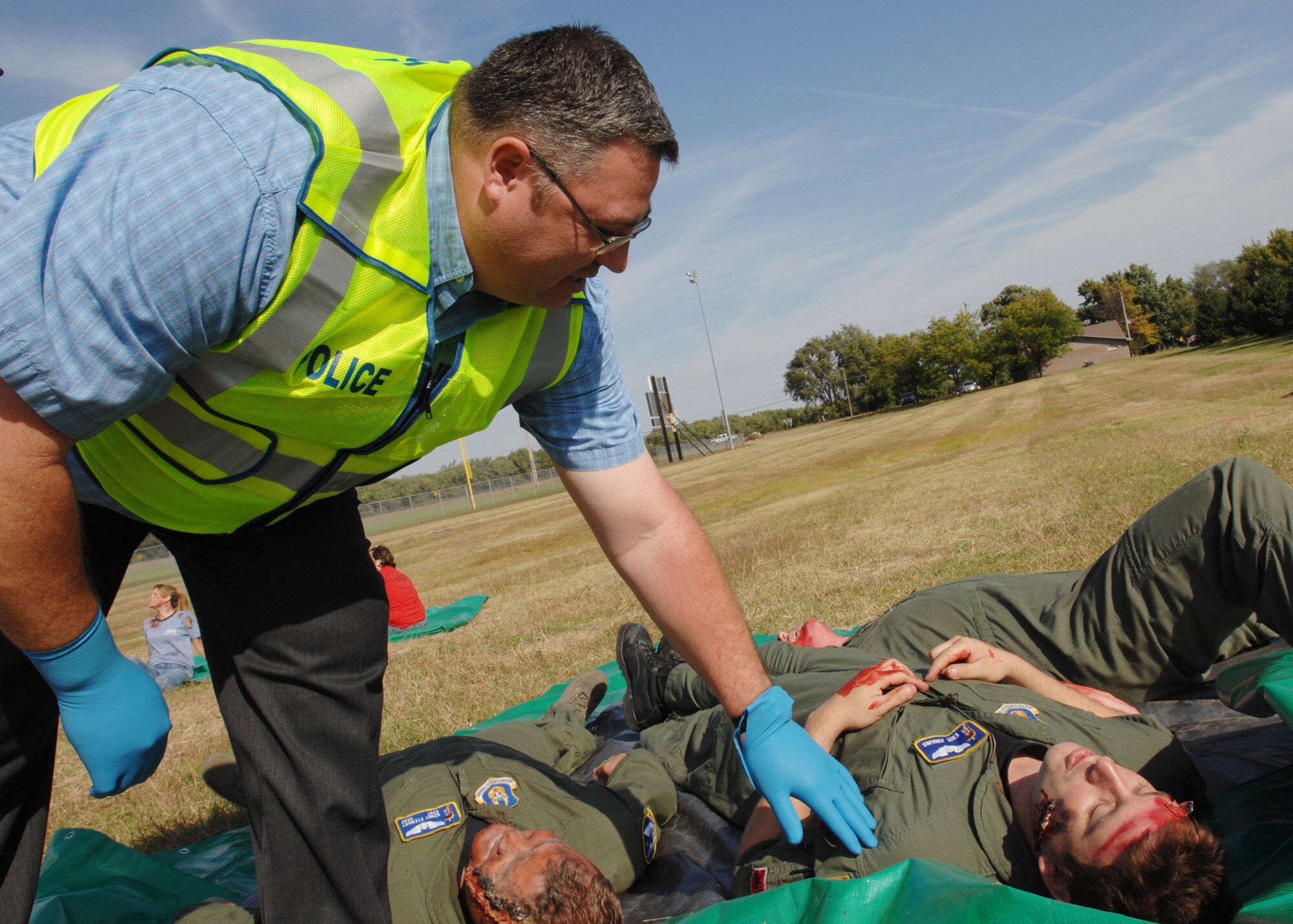 Det. Malcolm Young, from the Haysville, Kan. Police Department, checks a mock accident victim for injuries, Sept. 30, 2009, during a major accident response exercise in Haysville. Active- duty members and Reservists teamed up with local emergency responders to practice responding to an aircraft crash during the MARE. (U.S. Air Force photo/Staff Sgt. Jamie Train)