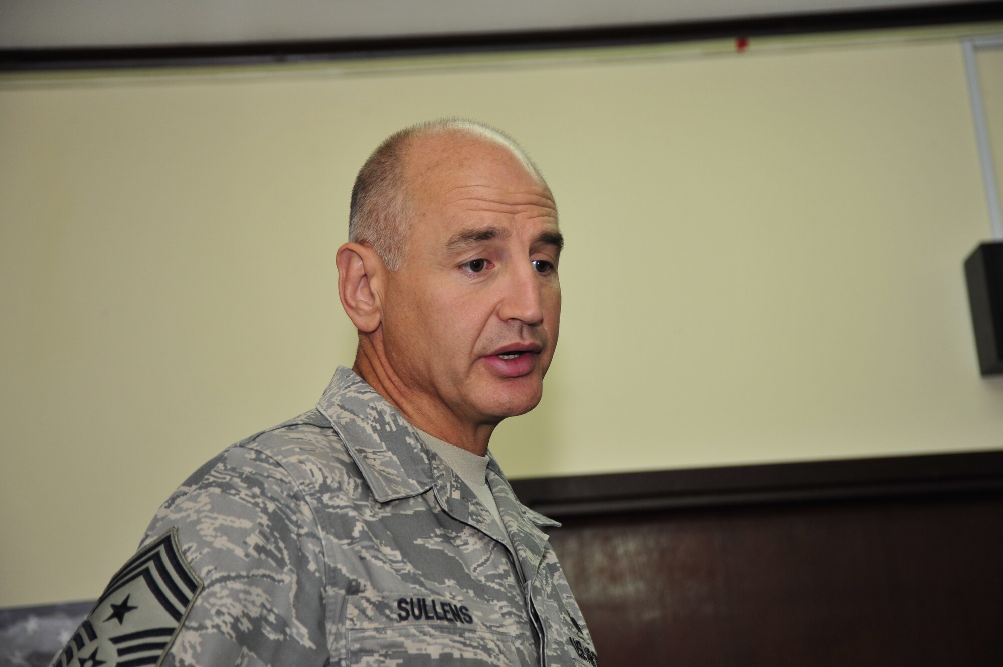 SOUTHWEST ASIA – Chief Master Sgt. Stephen Sullens, command chief master sergeant for Air Combat Command, speaks to members of the 380th Expeditionary Operations Group here Oct. 8, 2009. Chief Sullens has served as the ACC command chief master sergeant since 2007. (U.S. Air Force photo/Tech. Sgt. Charles Larkin Sr.)