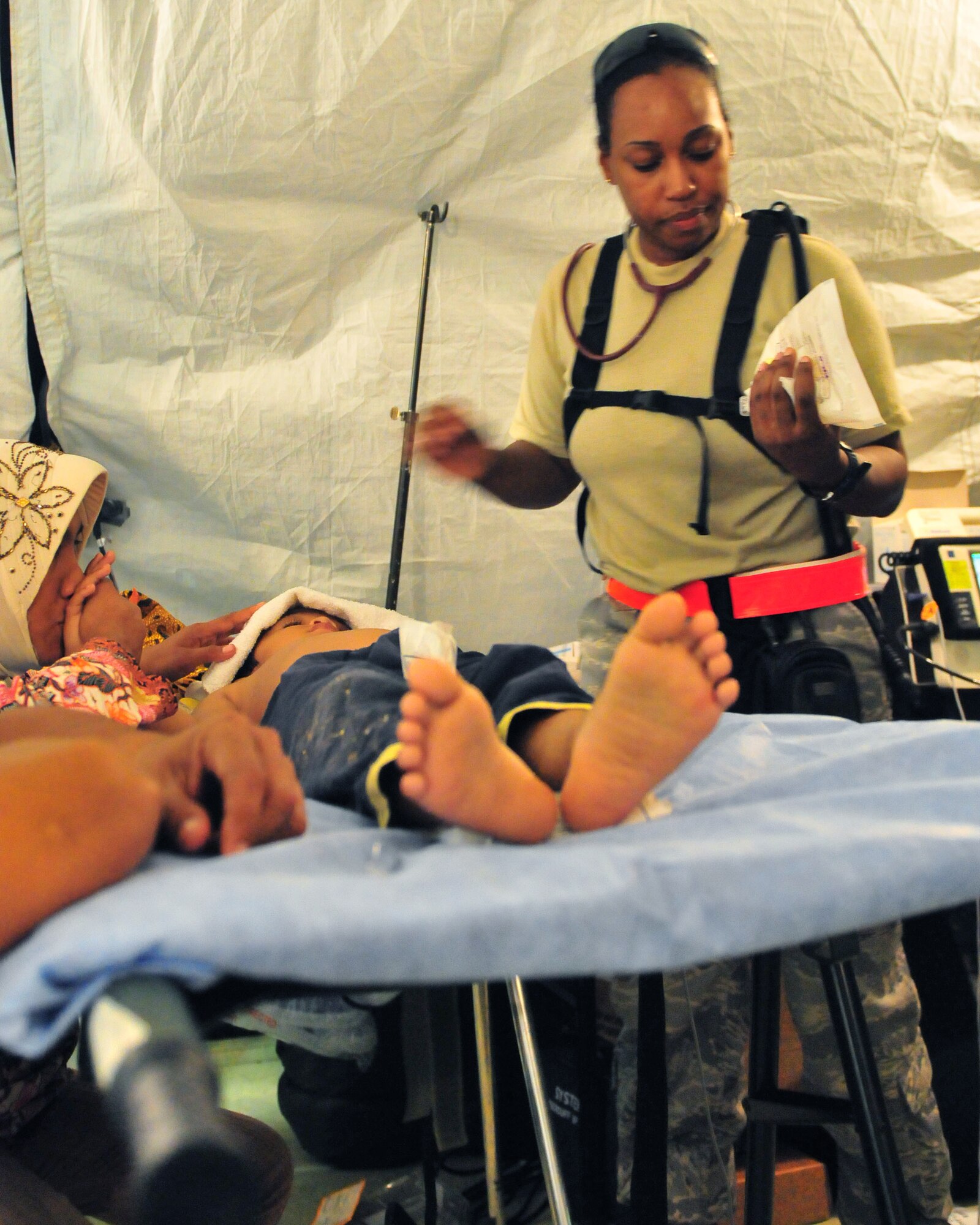 PADANG, Indonesia - Staff Sgt. Brandy Verette, a Killeen, Texas native, from the 374th Surgical Operations Squadron at Yokota Air Base, Japan, prepares an ice pack for a patient at a mobile field hospital. Sergeant Verette is deployed here with a U.S. Air Force humanitarian assistance rapid response team. (U.S. Navy photograph/Chief Mass Communication Specialist (SW/AW) Ty Swartz)