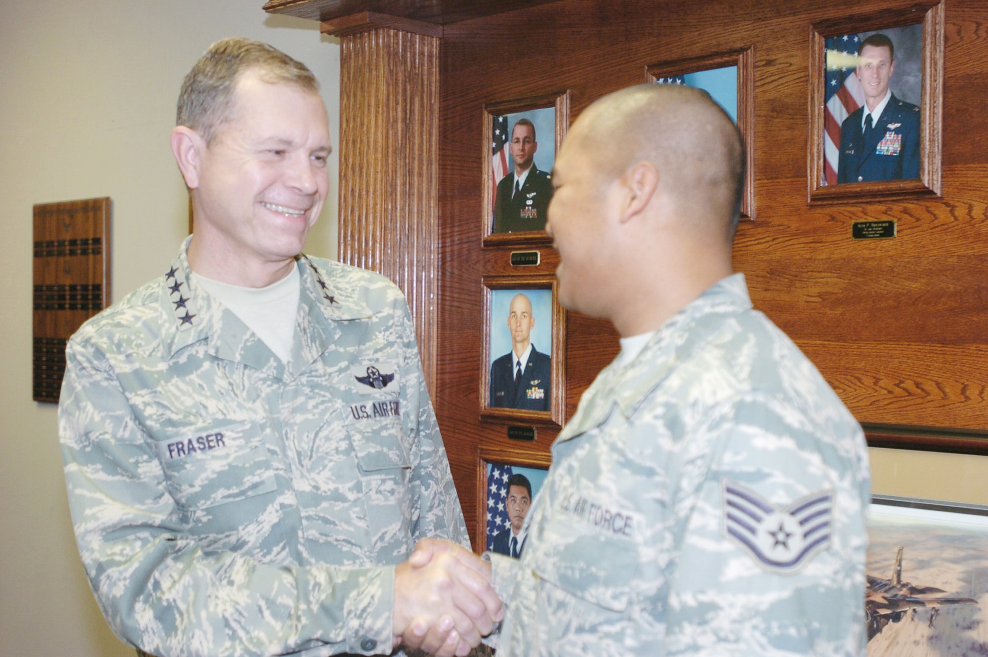 Gen. William M. Fraser III shakes hands with Staff Sgt. Ae Khone Sappasith during an Oct. 7 and 8, 2009, visit to Fort Hood, Texas. General Fraser is the commander of Air Combat Command, and Sergeant Sappasith is the 3rd Air Support Operations Group personnel resource manager. (U.S. Army photo/Chris Haug)