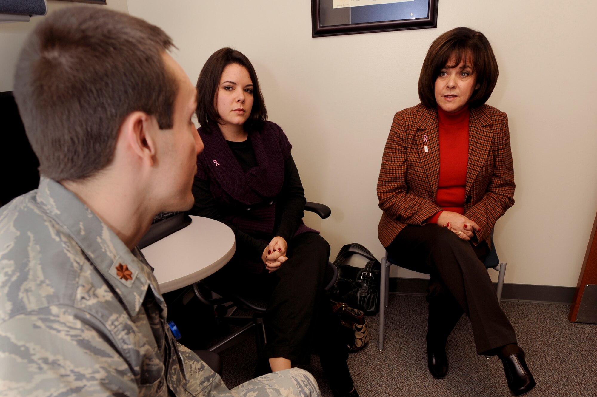 ELMENDORF AIR FORCE BASE, Alaska -- Joanne Capozzi (right) and her daughter Kati, talk with Maj. Christopher Reed, 3rd Medical Group officer in charge of Magnetic Resonance Imaging, during a recent visit here, Oct. 9. Joanne and Kati came to thank Dr. Reed for his discovery of a less than one centimeter lump of cancer. (U.S. Air Force Photo/ Staff Sgt. Joshua Garcia) 