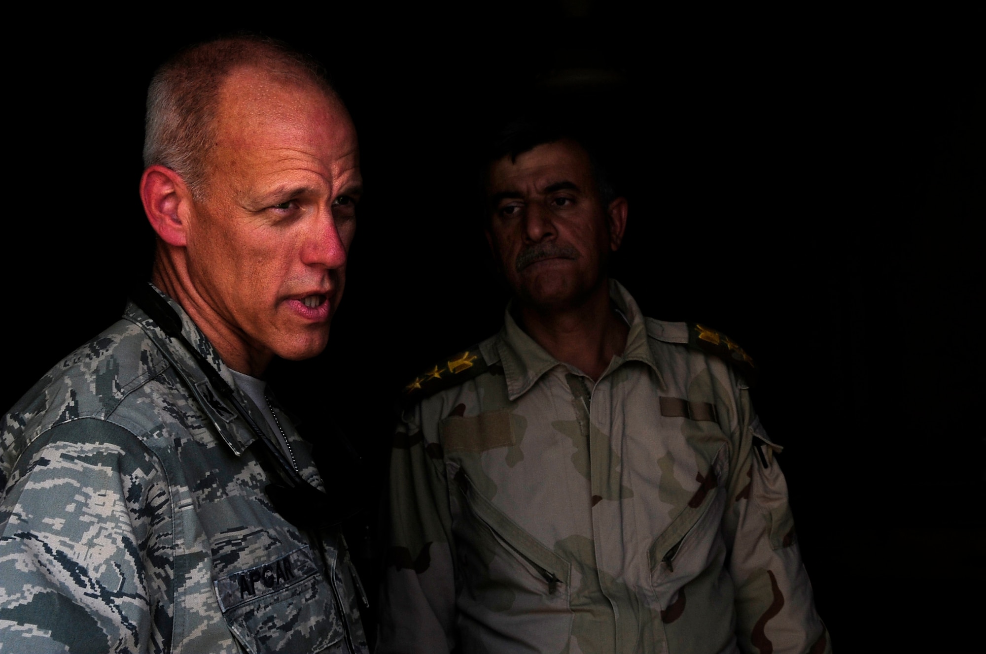 ALI BASE, Iraq - U.S. Air Force Col. Glen A. Apgar, Commander, 407th Expeditionary Air Group visits with Iraqi Army Col. Muhammad Abd Al-Muhssan Khalaf Mahd, Commander, 10th Iraqi Army Division at  Camp Dhi Qar, Iraq, Oct. 14, 2009. During this visit Colonel Apgar met with Colonel Muhammad and witnessed first-hand the impact U.S. Airmen are making by using their technical expertise and equipment to advise and assist Iraqi military forces. (U.S. Air Force photo/Senior Airman Tony R. Ritter) 