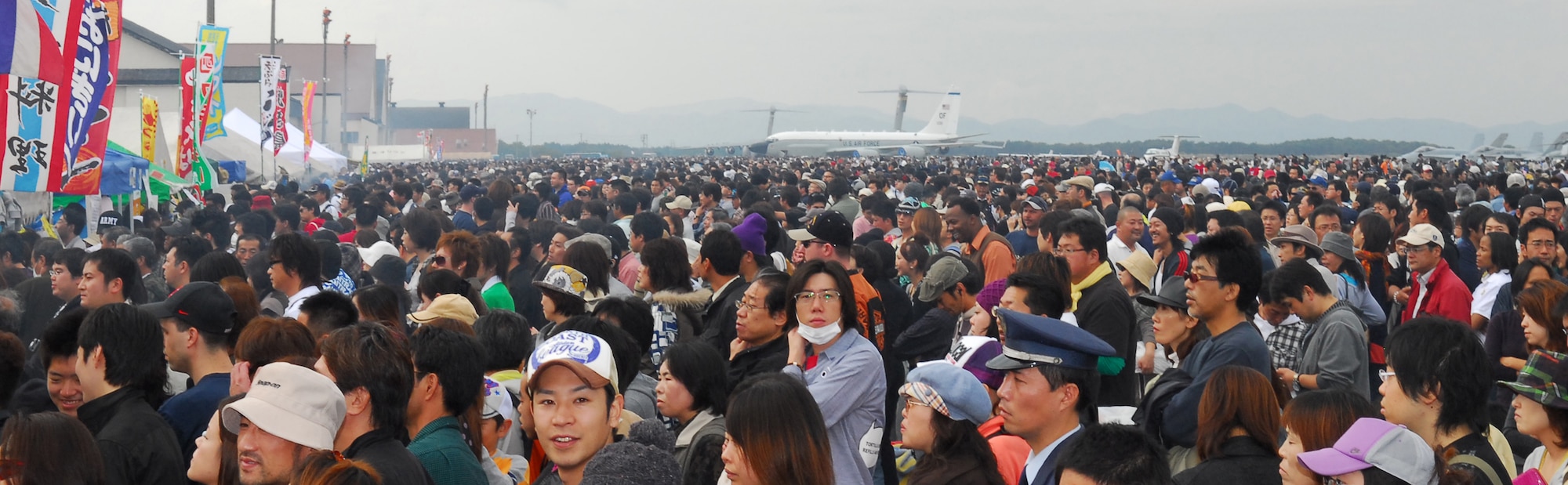 MISAWA AIR BASE, Japan – More than 250,000 guests gather on the 35th Fighter Wing’s aircraft parking ramp Oct. 18 at Misawa Air Fest 2009. (U.S. Air Force photo/Staff Sgt. Phillip Butterfield) 
