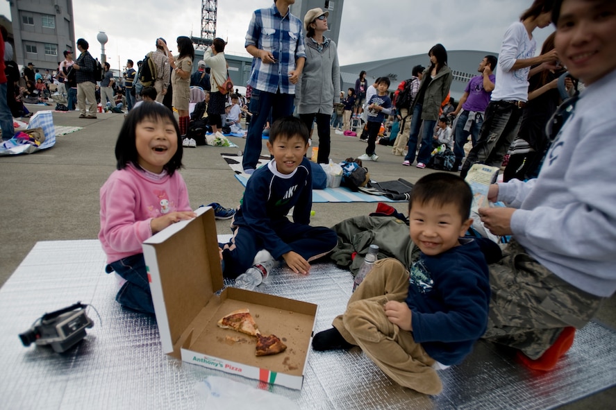 MISAWA AIR BASE, Japan -- Base guests partake slices of pizza during the Misawa Air Fest 2009 Oct. 18. (U.S. Air Force photo/Senior Airman Jamal D. Sutter)