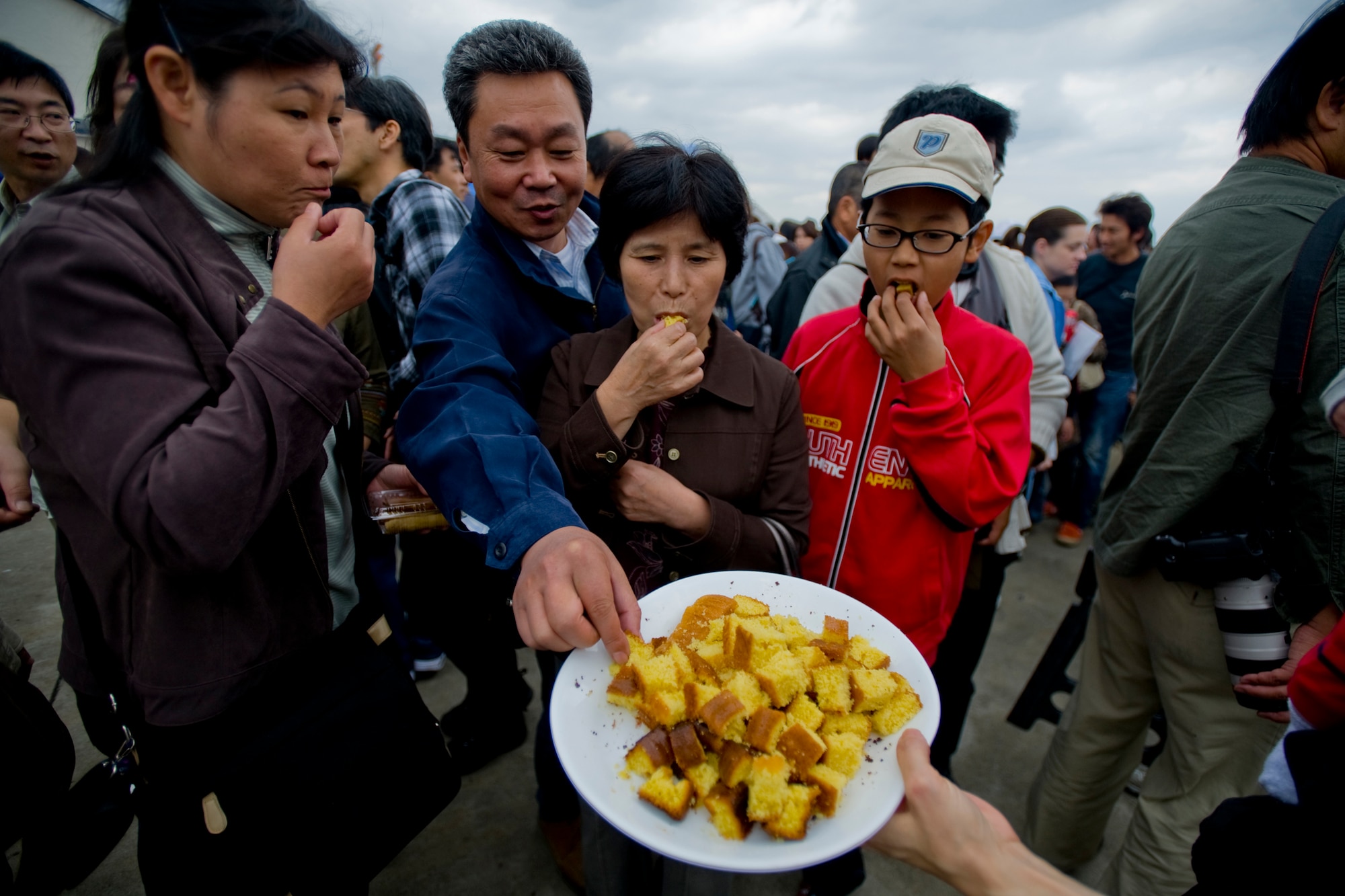 MISAWA AIR BASE, Japan -- Base guests taste cake samples during the Misawa Air Fest 2009 Oct. 18. (U.S. Air Force photo/Senior Airman Jamal D. Sutter)