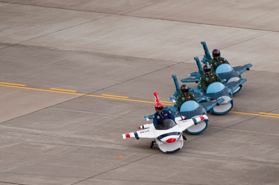 MISAWA AIR BASE, Japan -- A Thunderbird Junior leads a four-ship formation of Japanese F-2 Juniors during Air Fest 2009 Oct. 18. (U.S. Air Force photo/Staff Sgt. Samuel Morse)