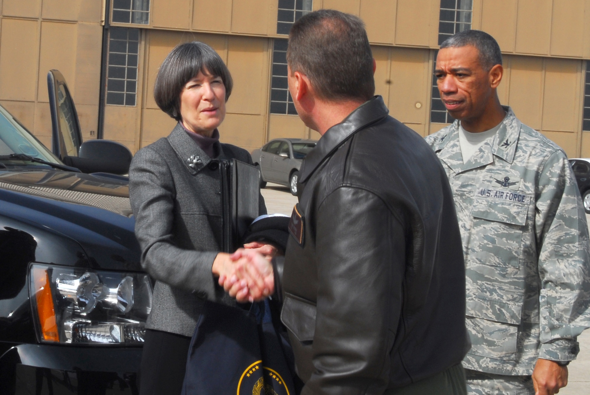 BUCKLEY AIR FORCE BASE, Colo. -- Col. Clint Crosier (center), 460th Space Wing commander, and Col. Vincent Jefferson (right) bid farewell to Ms. Sandee Cartwright (left) as she and Marine Corps Gen. James Cartwright, Vice Chairman of the Joint Chiefs of Staff, depart from Buckley Air Force Base Oct 13. (U.S. Air Force Photo by Staff Sgt. Anika Williams)