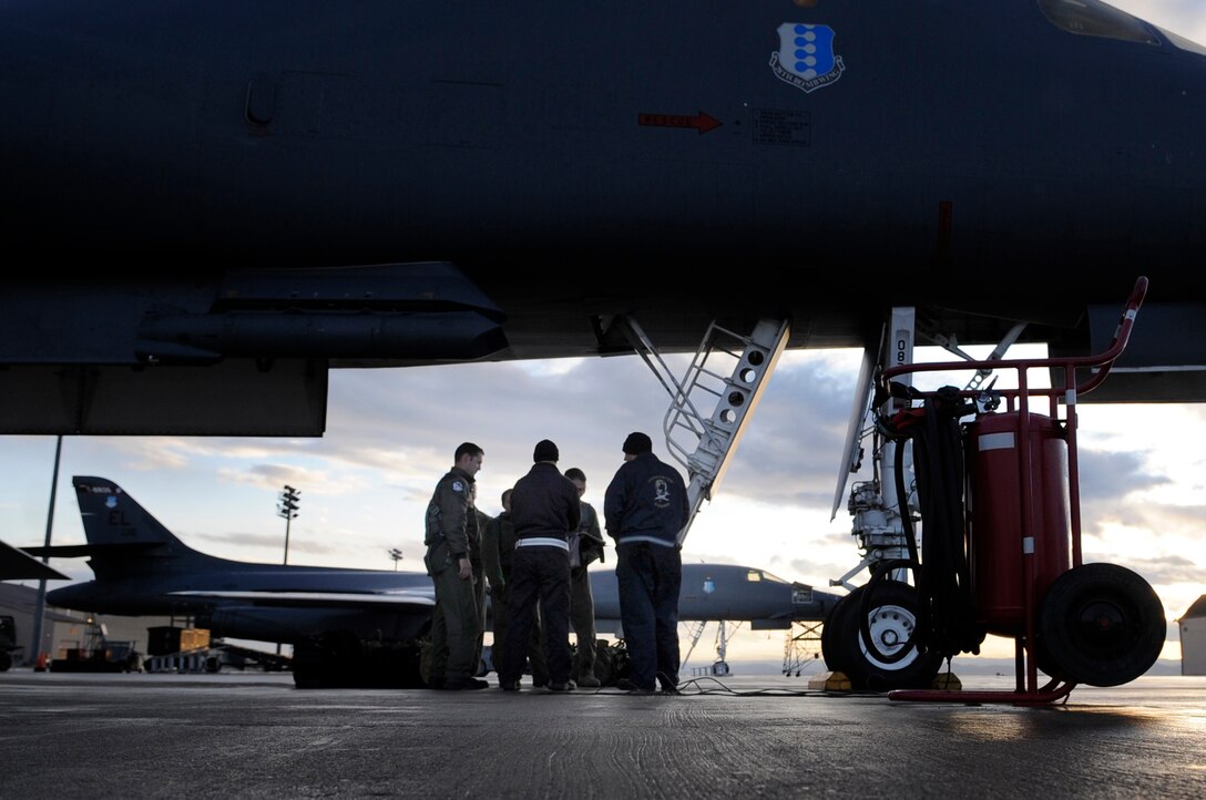 ELLSWORTH AIR FORCE BASE, S.D.--Ellsworth pilots and weapons system officers talk with crew chiefs during a pre-flight check, Oct. 15. The crew chiefs discuss recent maintenance on the jet with the pilots and weapons system officers. (U.S. Air Force photo/Airman 1st Class Corey Hook)