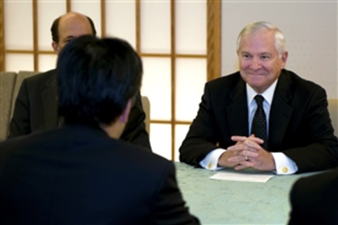Defense Secretary Robert M. Gates talks with Foreign Affairs Minister Katsuya Okada on his arrival to the Japanese Ministry of Foreign Affairs in Tokyo, Oct. 20, 2009. 